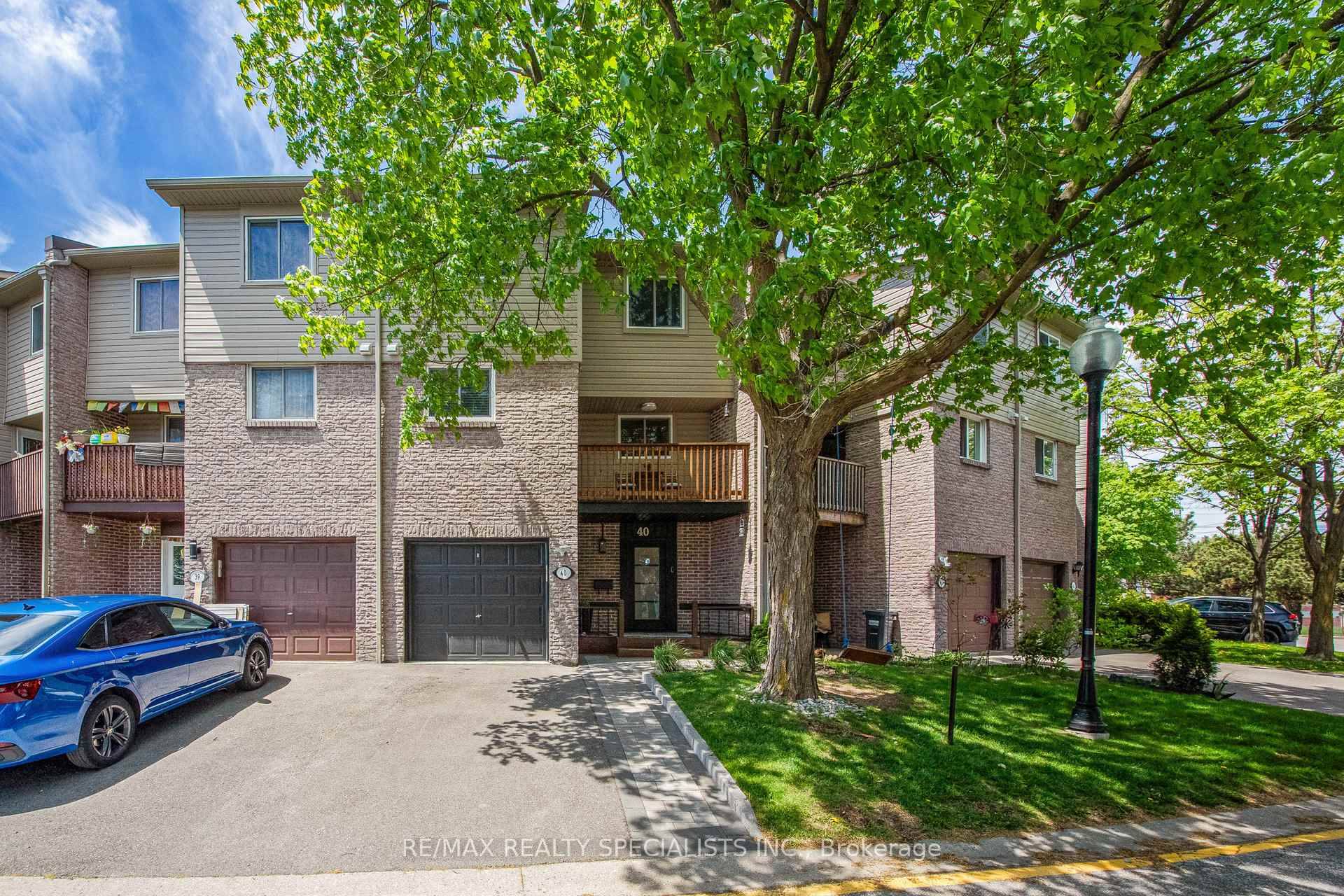 Stunning Renovated Townhome In Prime Cooksville Location !