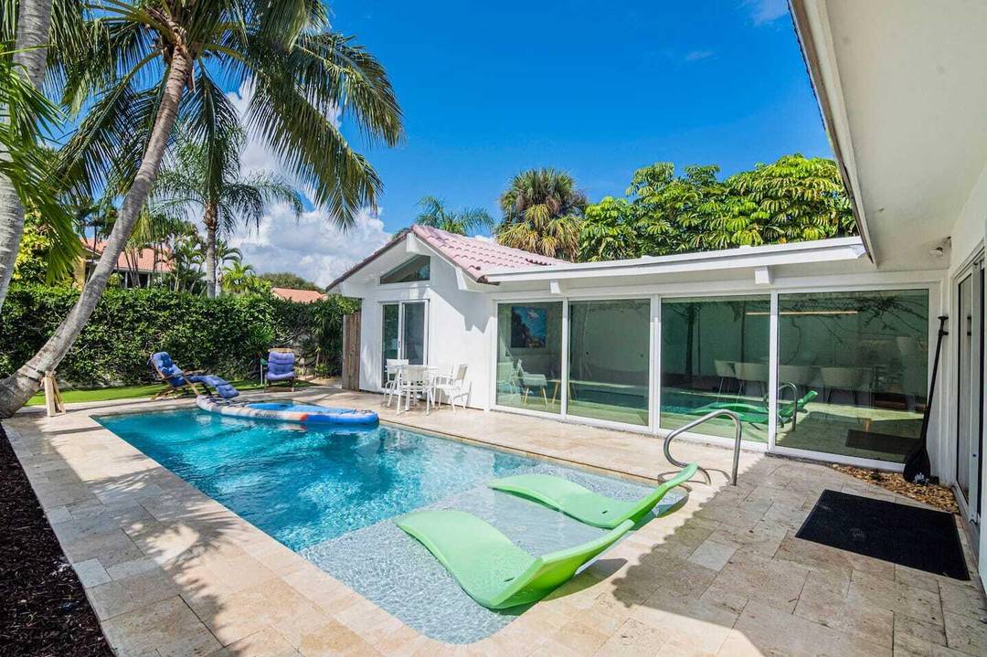 AVAILABLE JANUARY FEBRUARY MARCH APRIL 2027 Walk to Beach !
