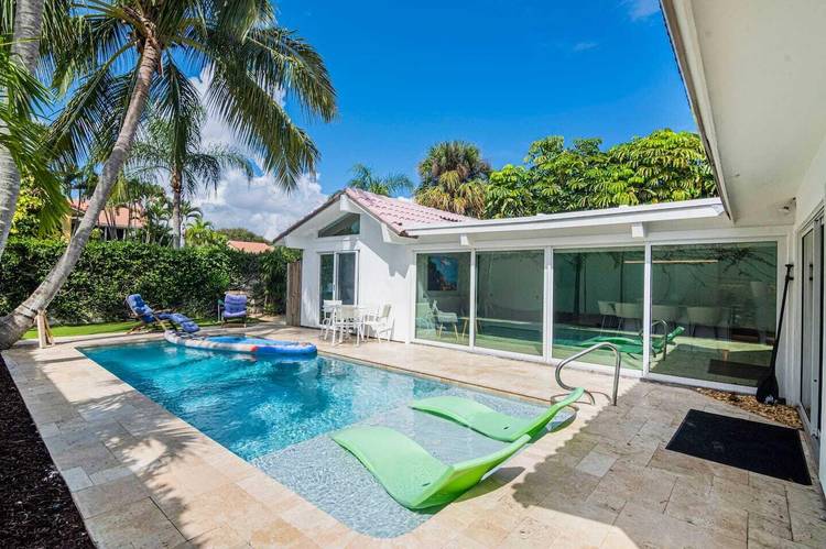 AVAILABLE JANUARY FEBRUARY MARCH APRIL 2027 Walk to Beach !