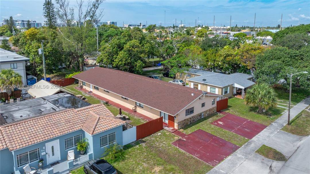 Large duplex opportunity in the heart of east Hollywood near shopping, dining, parks, transportation, and everyday conveniences.