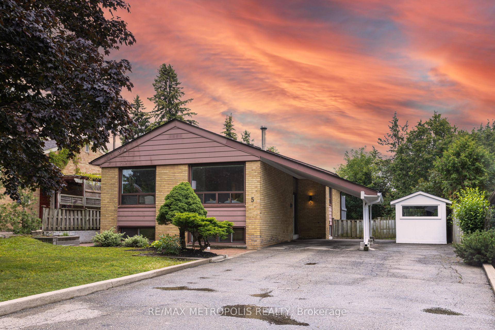 A Turn Key Home On The Desirable Jubilee Cres.