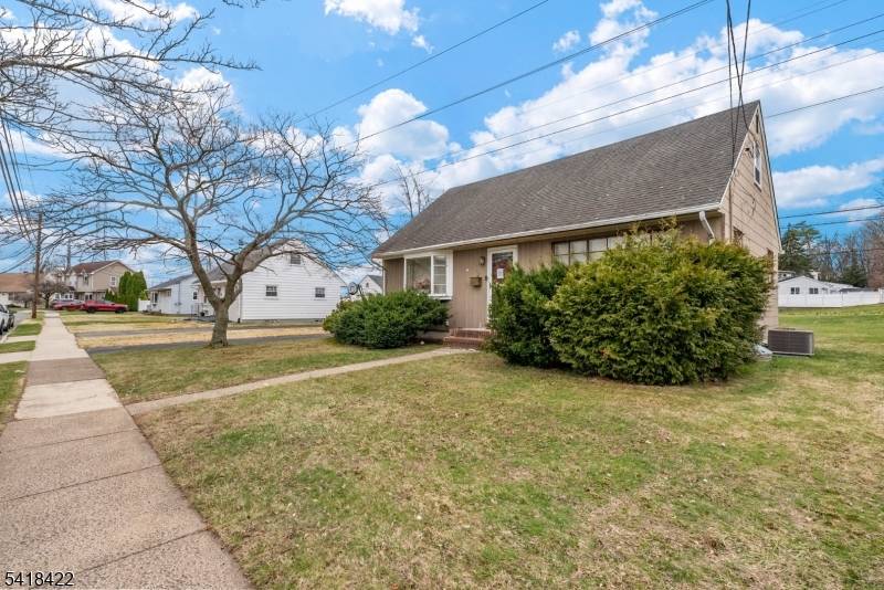 Welcome to this charming Cape Cod full of potential !