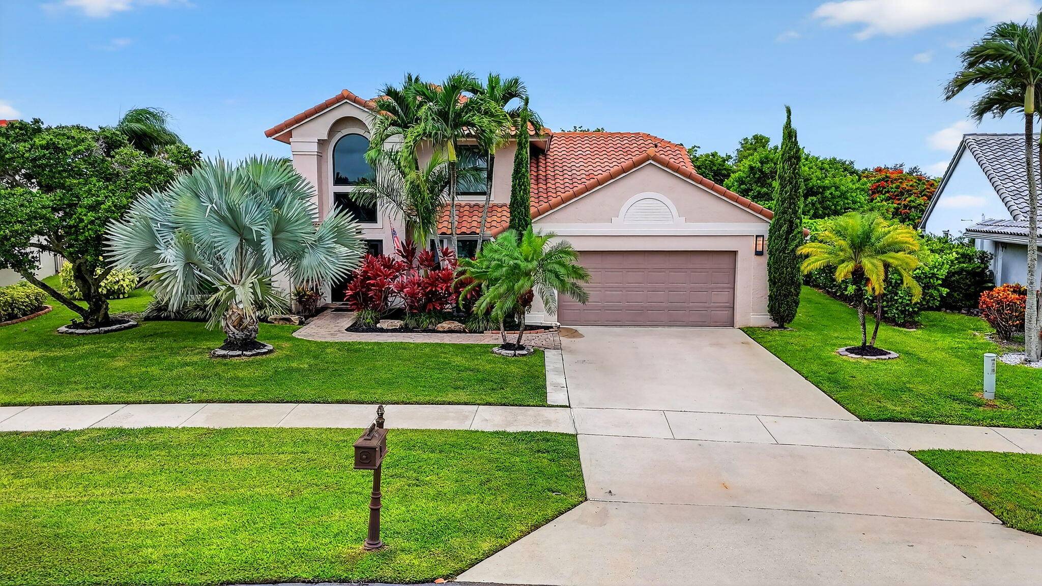 Wake up every day to stunning views and enjoy the tranquil Florida lifestyle !