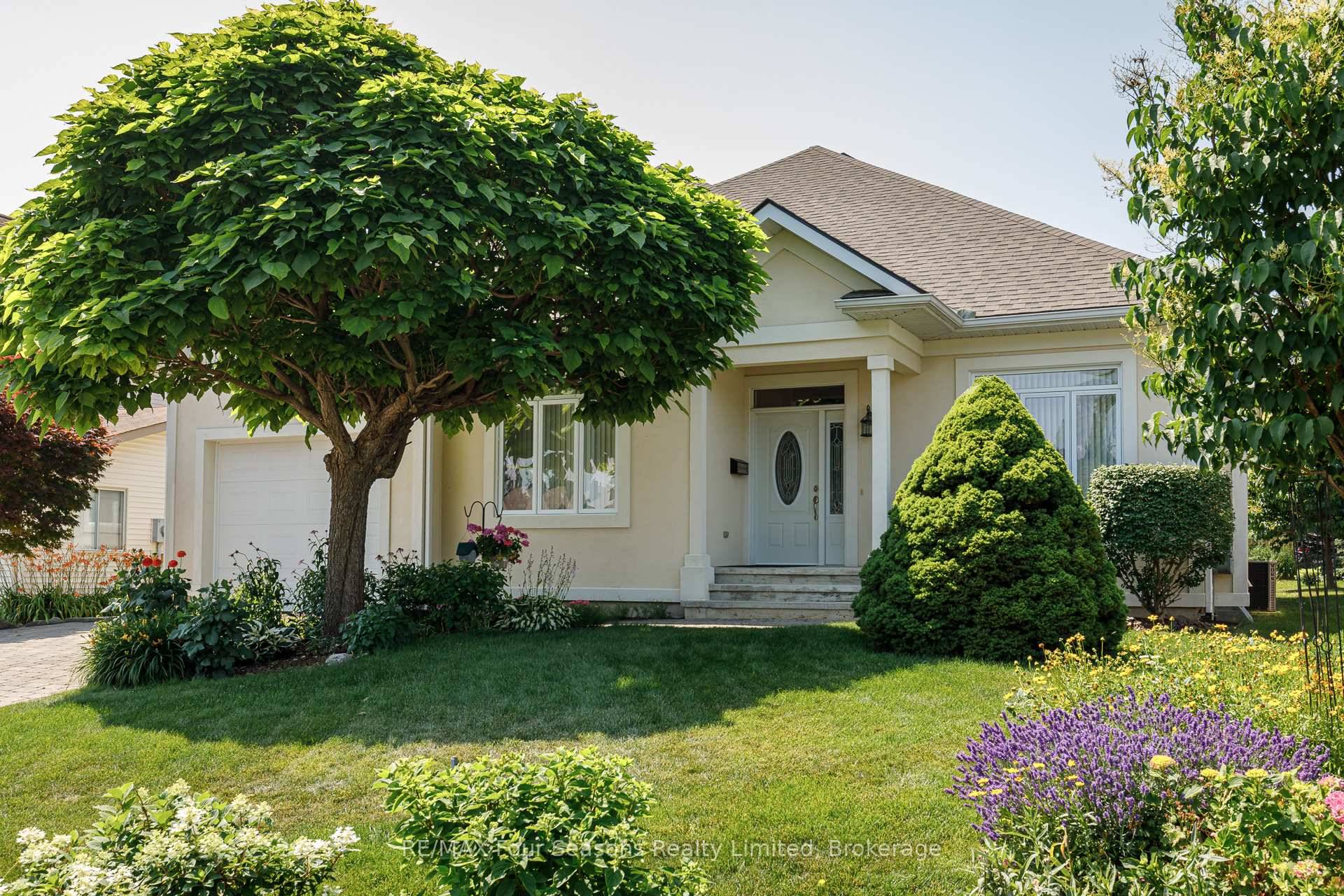 EXECUTIVE PORTER SKELTON CUSTOM HOME 5 BEDS 3 BATHS 3200 SQ FT LIVING SPACE BLUE MOUNTAIN VIEWS STEPS TO THE VILLAGE Four season retreat in the heart of Ontario's premier ...