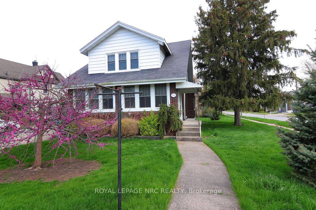 Welcome to 300 Phipps Street in the North End of Town and within walking distance to the Niagara River.