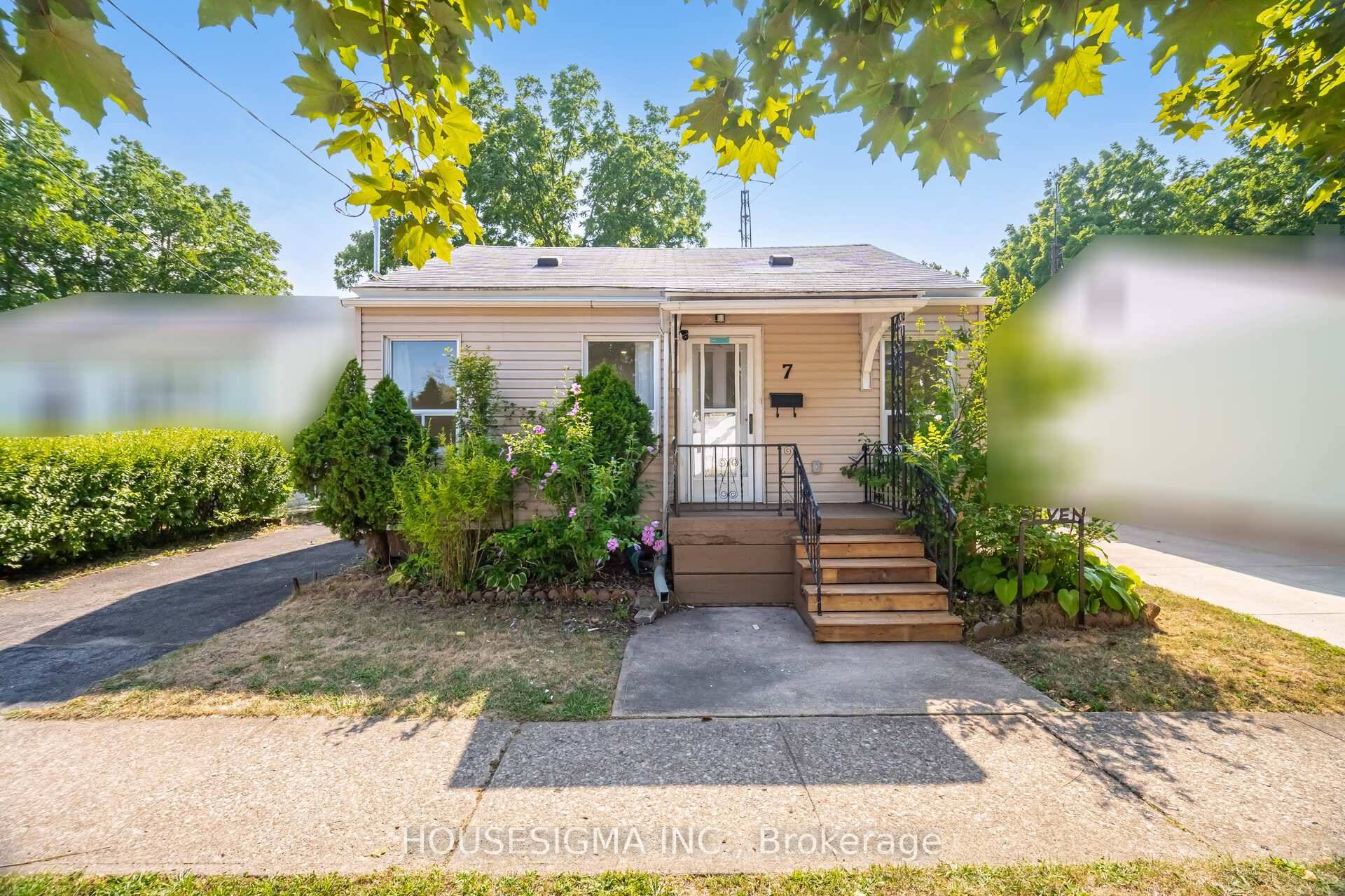 Property with building permit for 2 X one bedroom and 1 X Three bedroom unit.