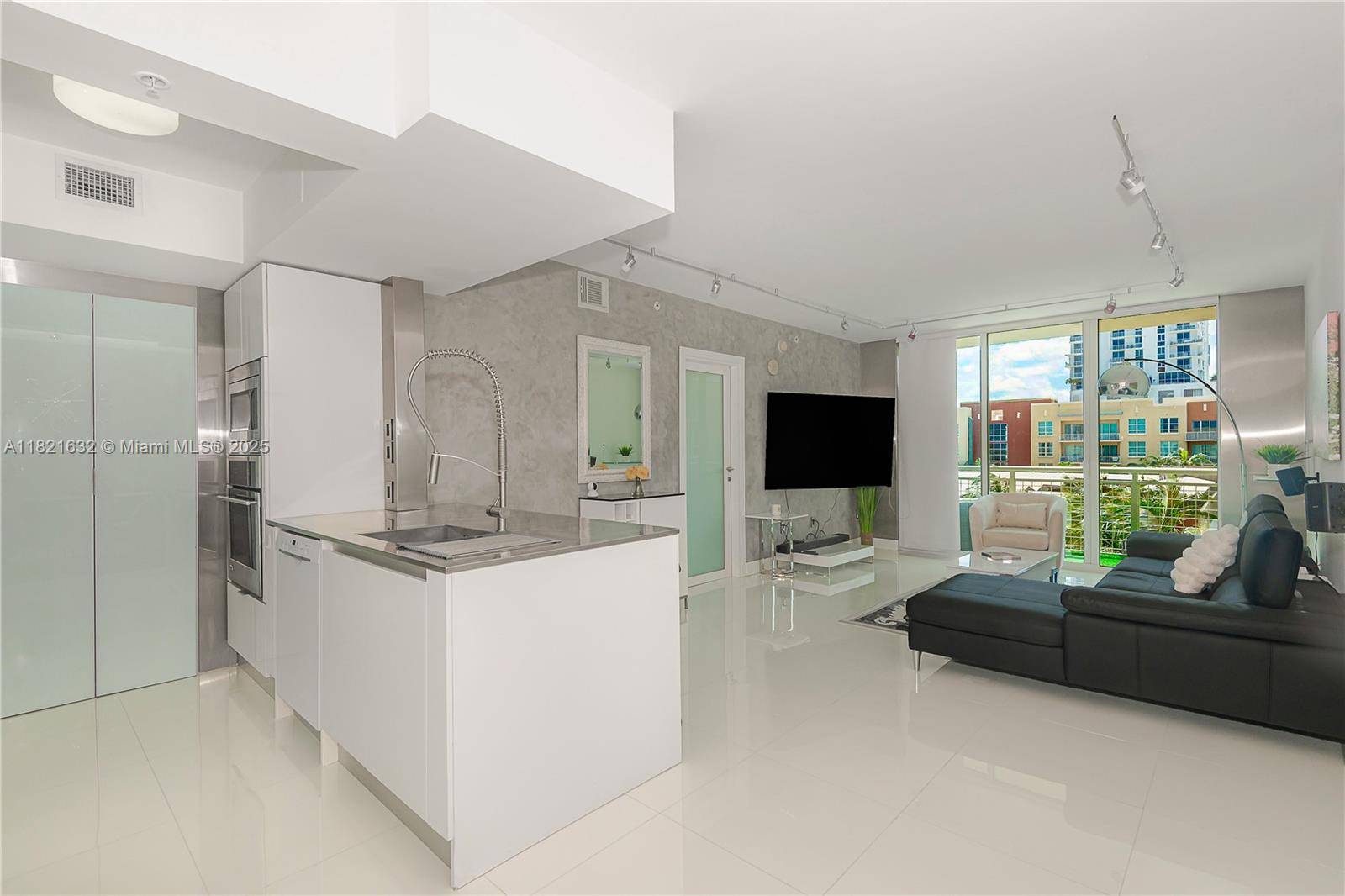 Pure sophistication for an investor Urban energy meets waterfront tranquility !