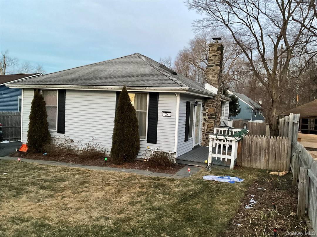 Brewster ! ! Welcome to 24 Cooledge, a delightful 2 bedrooms, 1 bathroom single home.