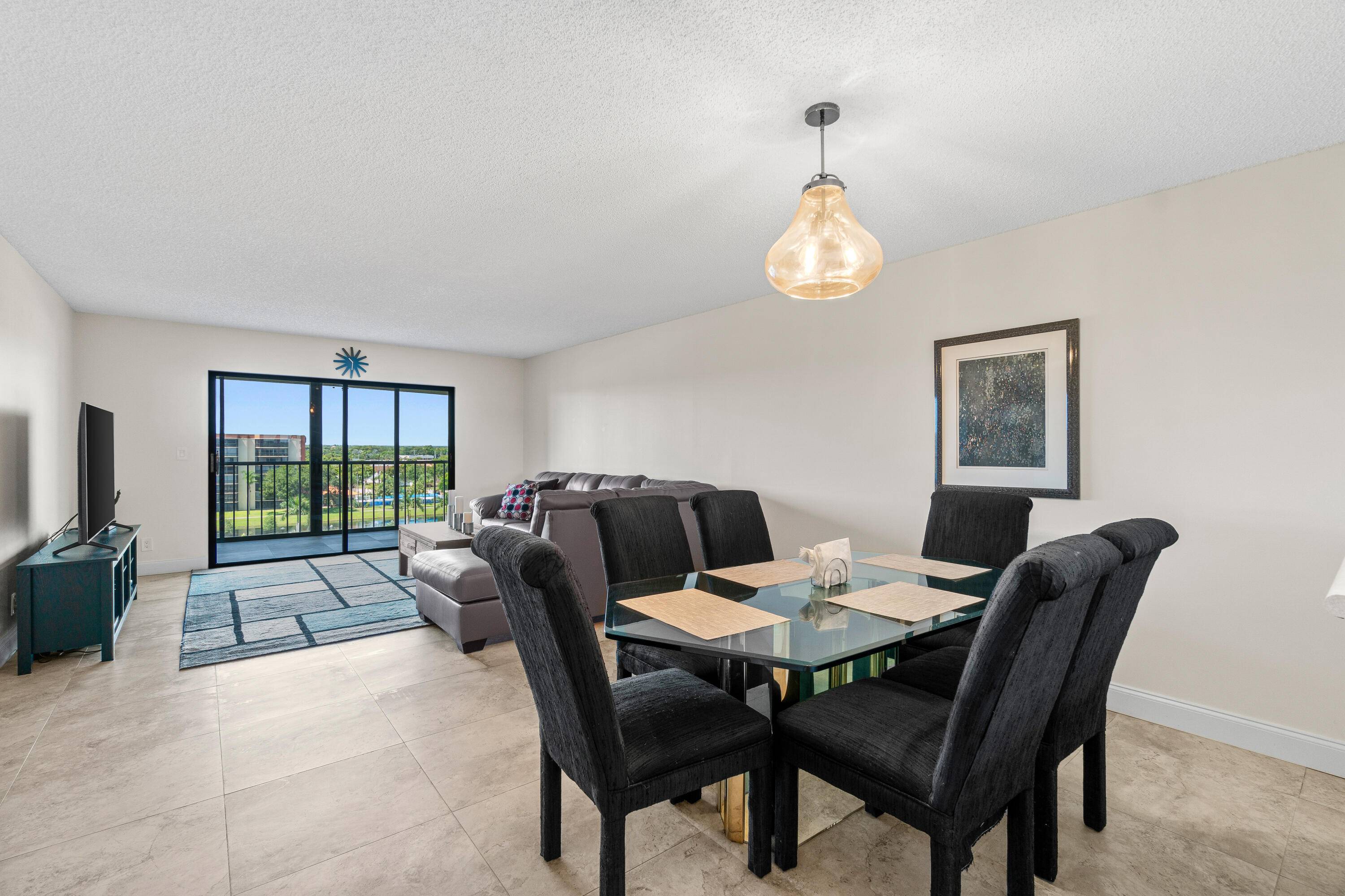 Welcome to this 2 bed 2 bath beautiful lake view Penthouse unit in the sought after Huntington Lakes community.