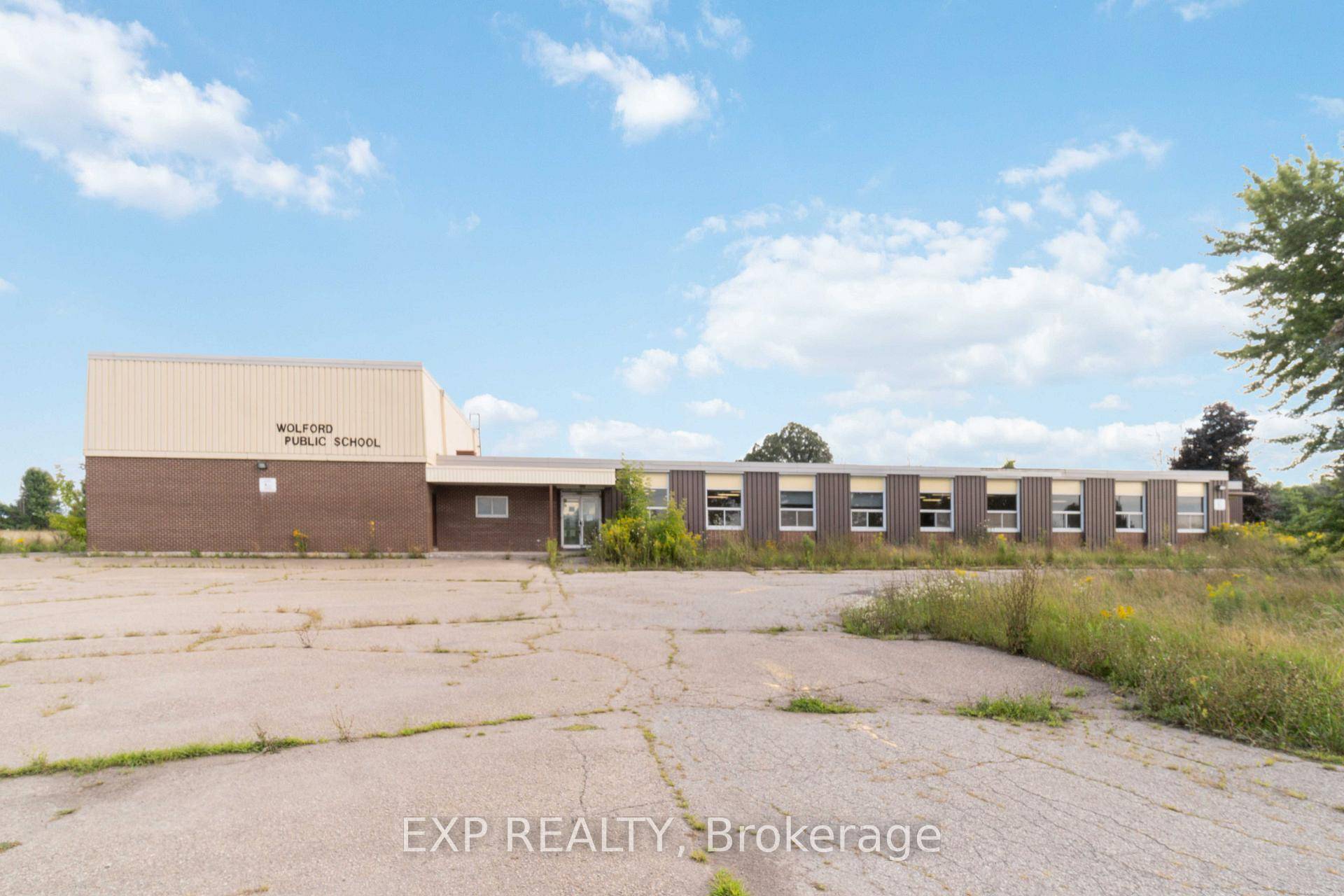 Incredible opportunity to lease a spacious multi purpose commercial facility in a rural setting with excellent access to major routes.