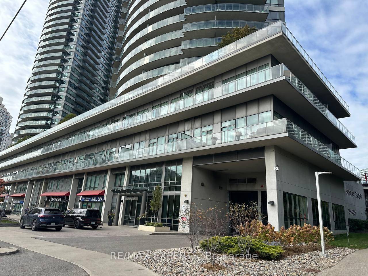 Experience stylish waterfront living in this bright and spacious, newly painted, furnished unit.