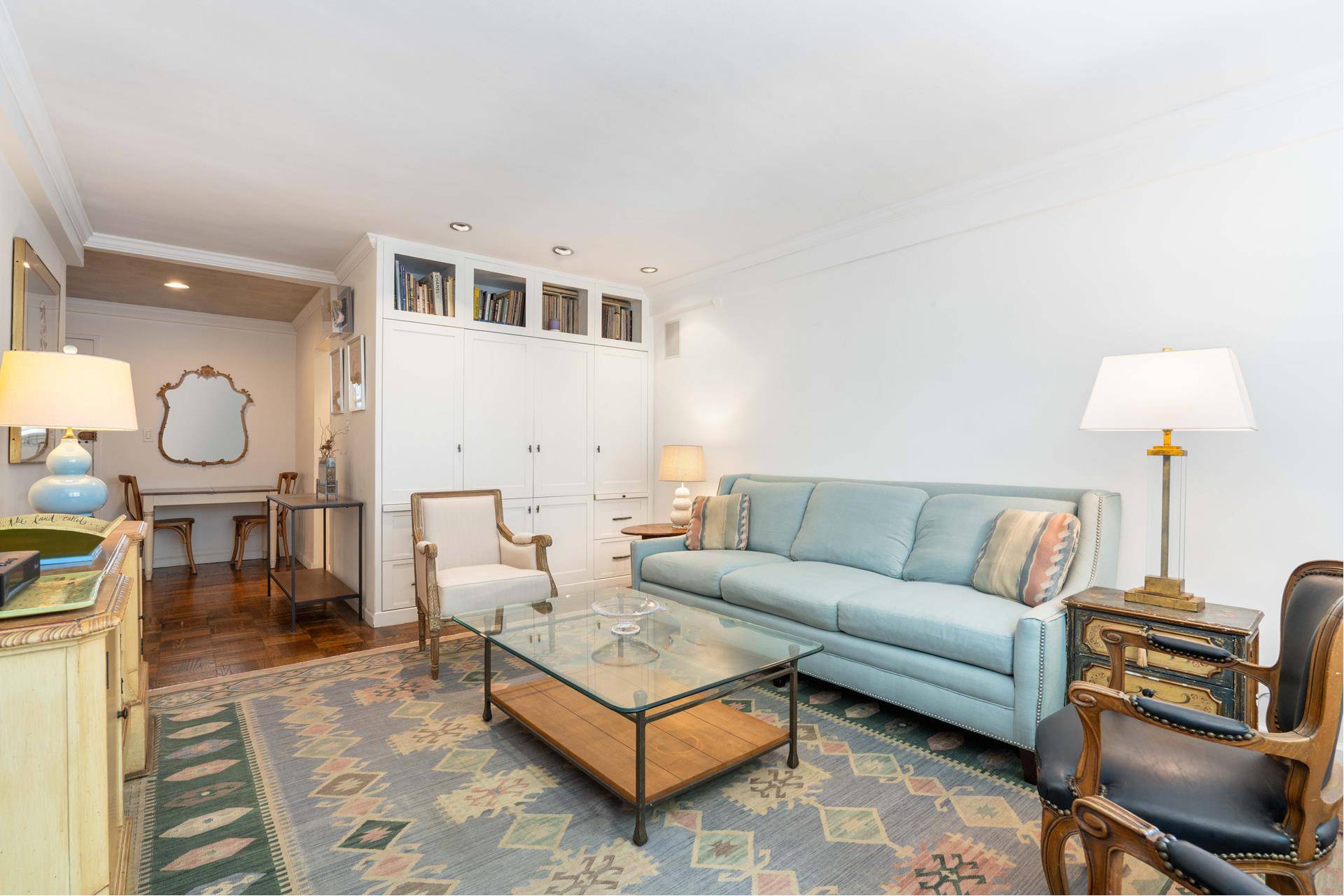 This sunny and spacious one bedroom home is ideal for a first time buyer or as a pied à terre.