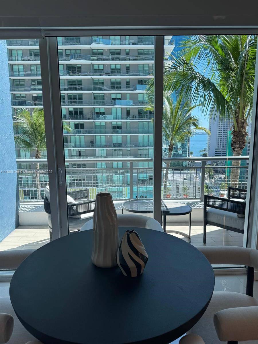 Fully furnished and upgraded 1bed 1.