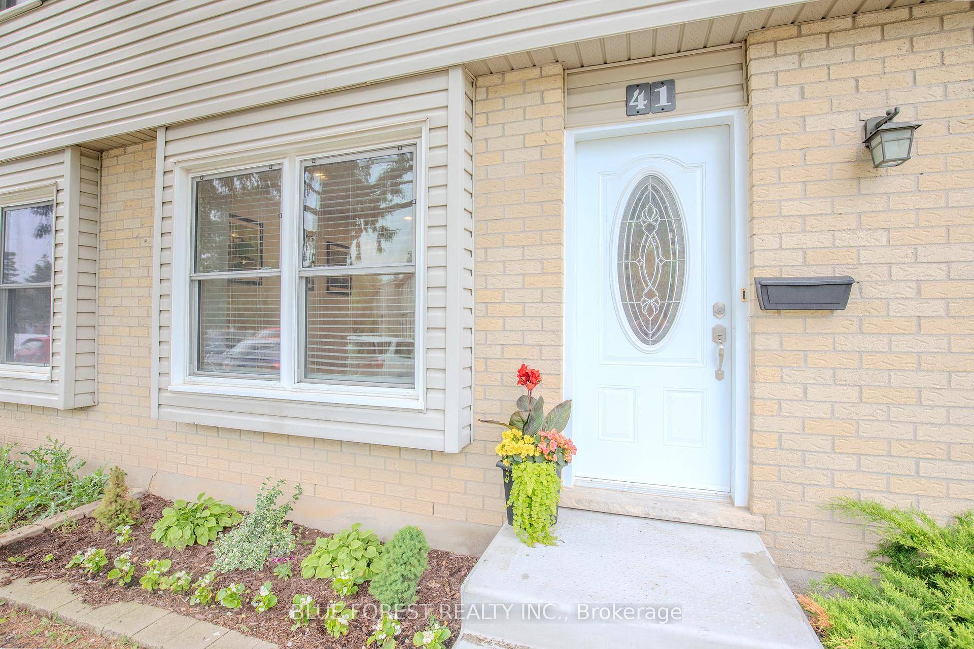 Welcome to this well maintained 3 bedroom, 1.