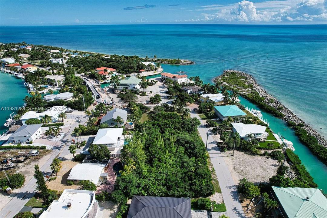 This vacant lot offers a rare chance to build in Duck Key, one of the Florida Keys most sought after communities.