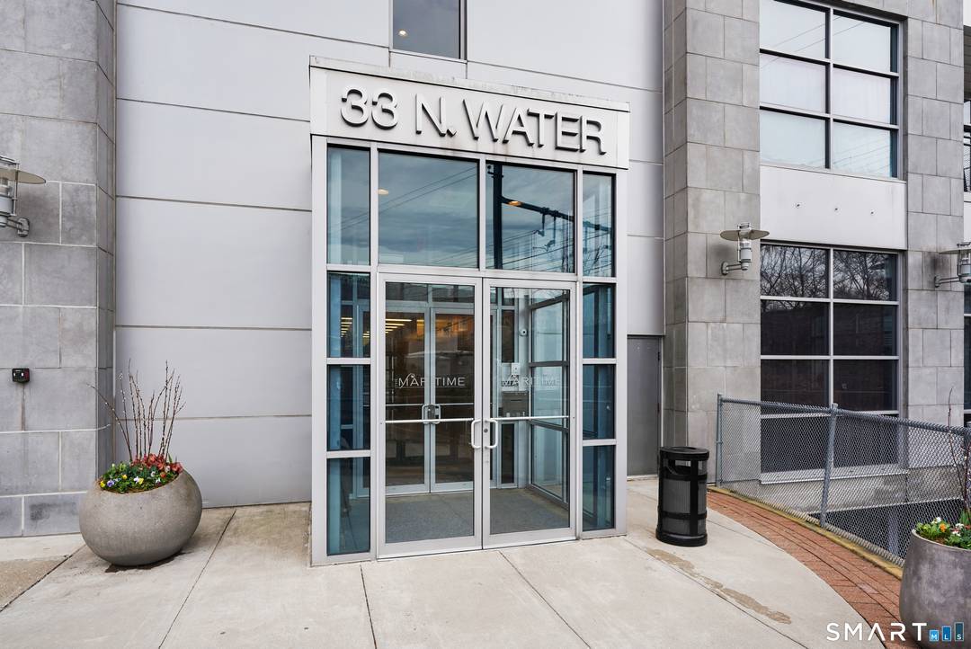 Welcome to luxury mid rise living, yet with a neighborhood feel, in the gorgeous waterfront Maritime building, close to restaurants, shops, the train and more !