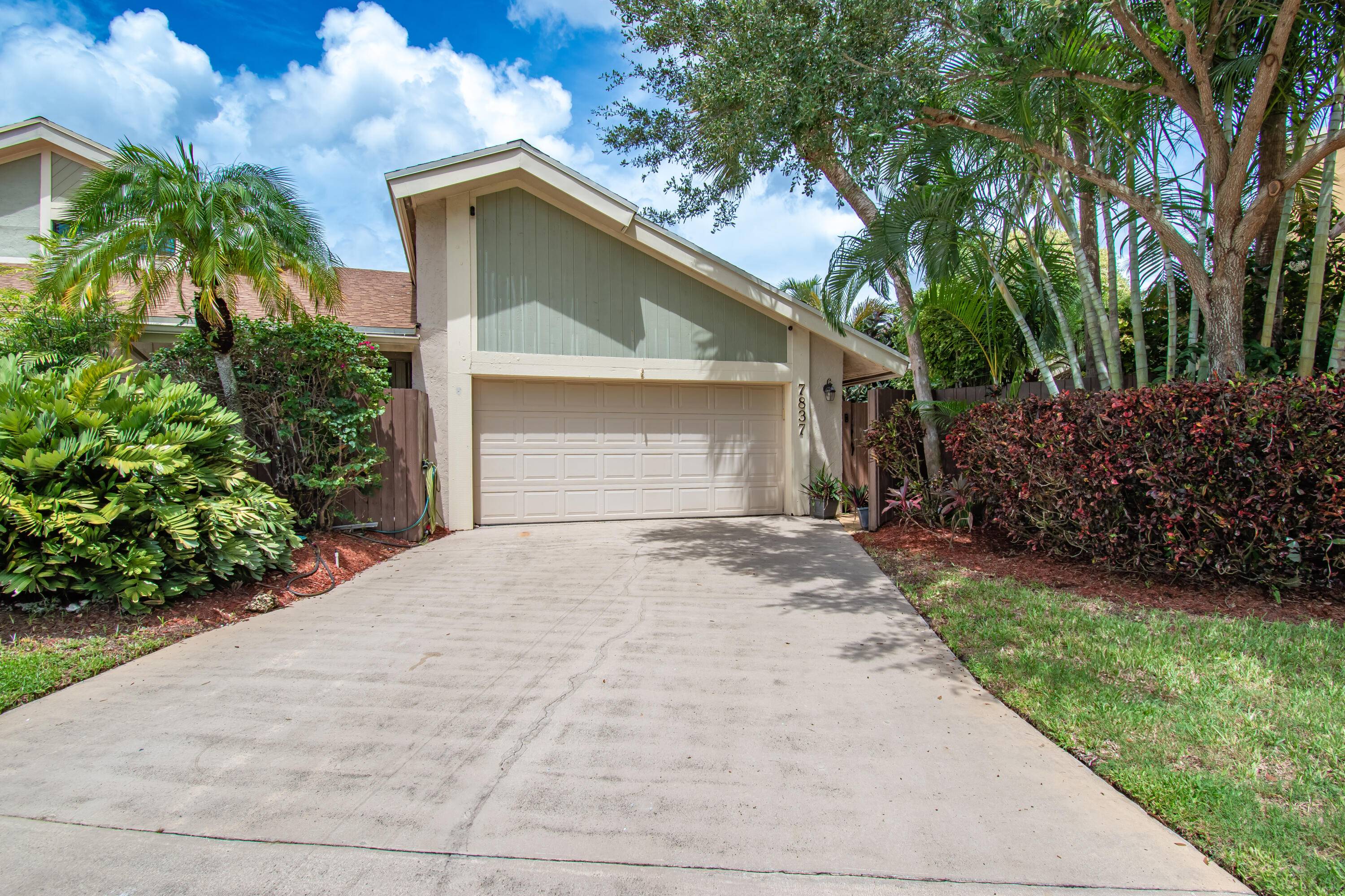 Fabulous 3 bedroom, two bath villa perfectly situated on a quiet cul de sac in the prime Central Boca Community Of Sierra Del Mar W.