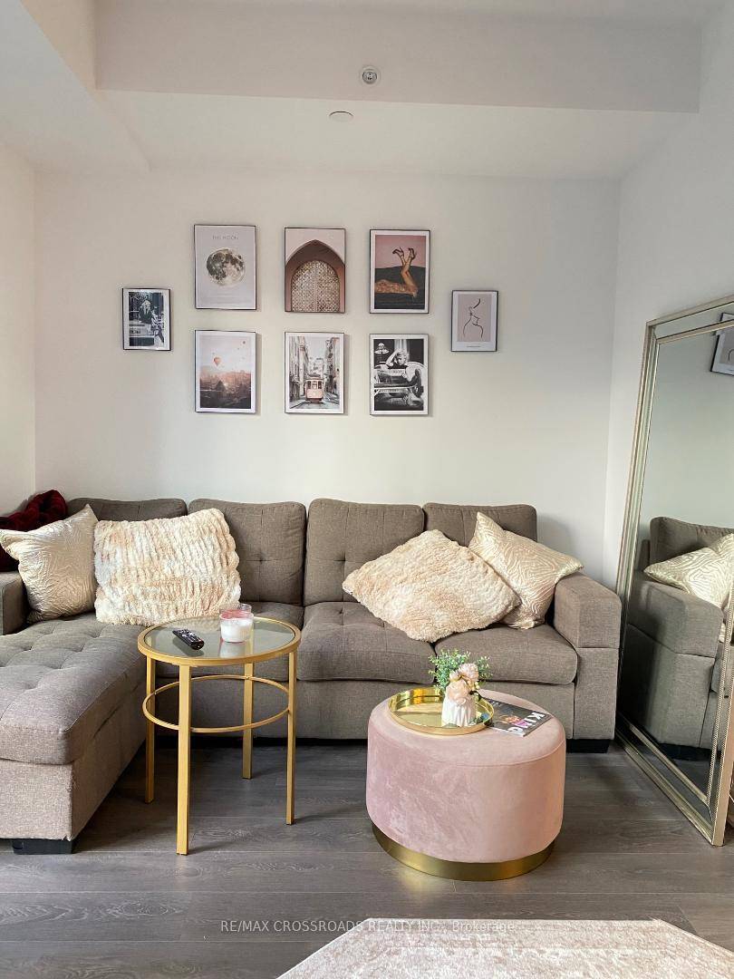 Heart of Downtown Toronto, Luxury King Blue Condo with practical layout, steps to University of Toronto, Toronto Metropolitan University, Financial District, Entertainment District and Harbor Front.