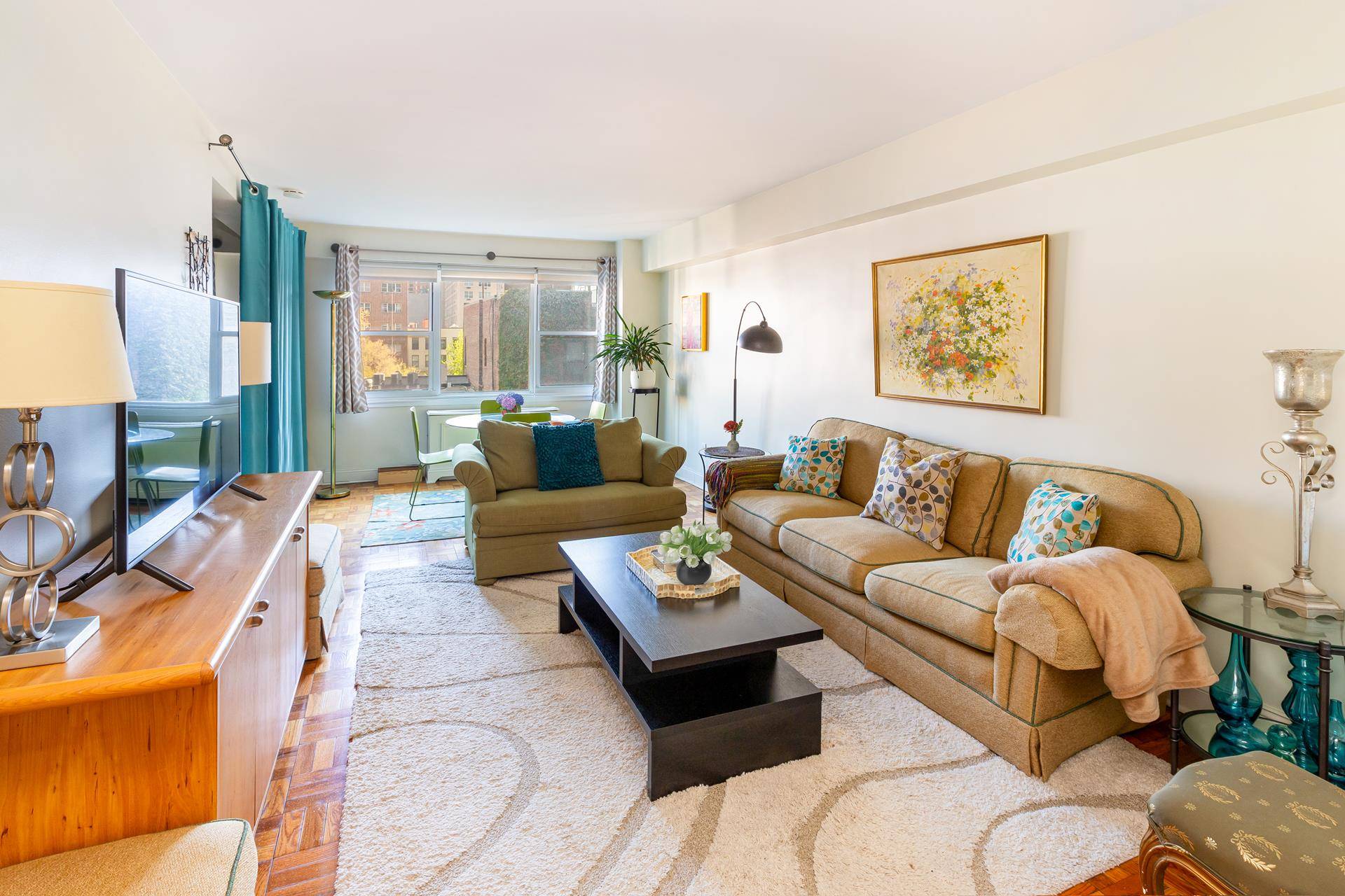 Welcome home to this lovely junior one bedroom on the fabulous Upper East Side.