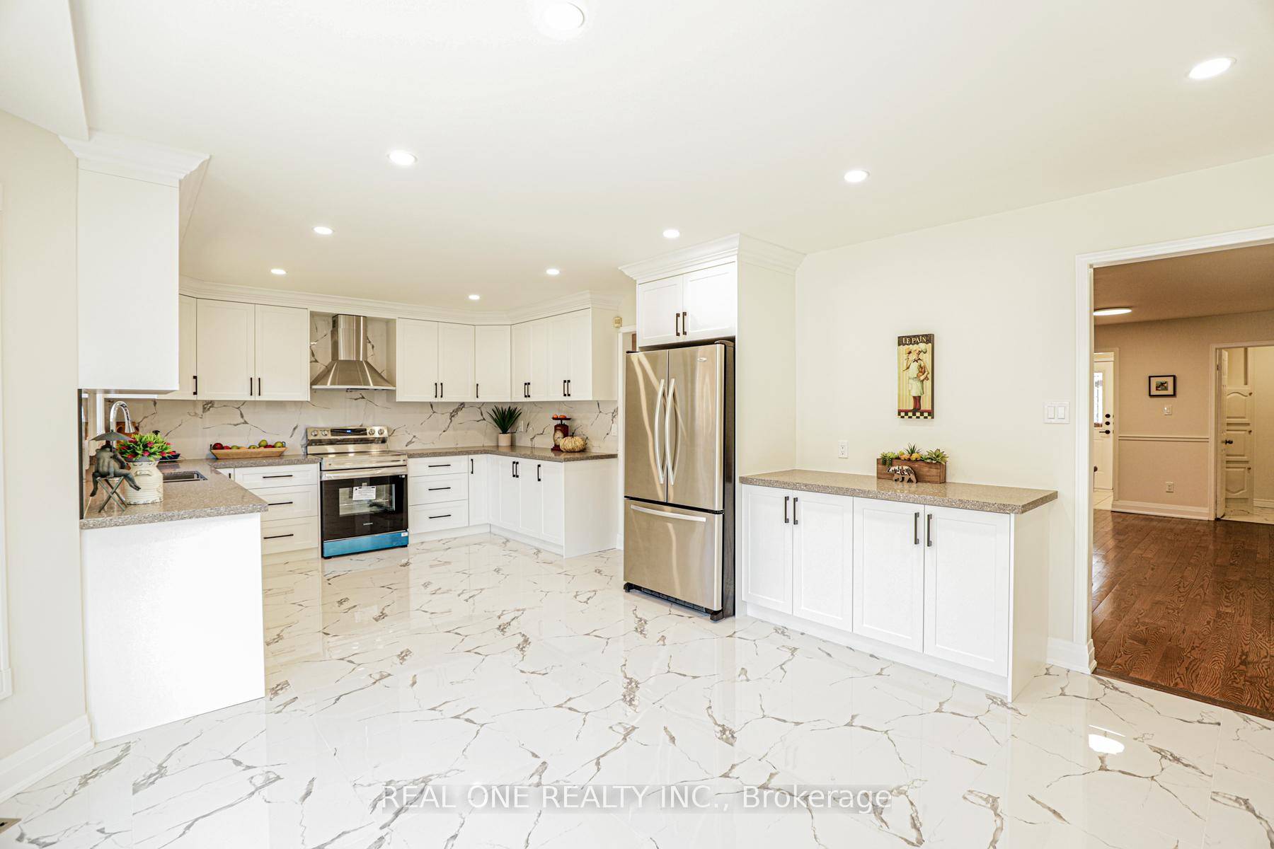 Stunning 5 Bed, 4 Bath Detached Home !