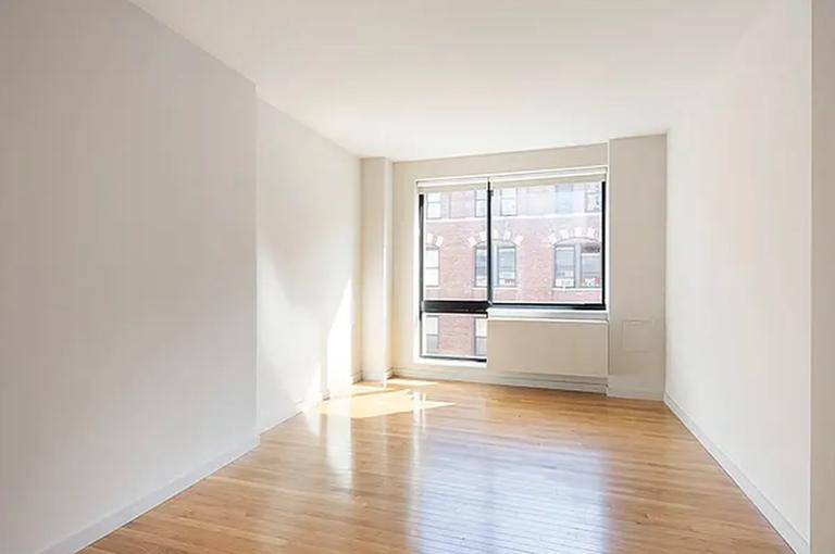 Bright, big studio in part time doorman building !