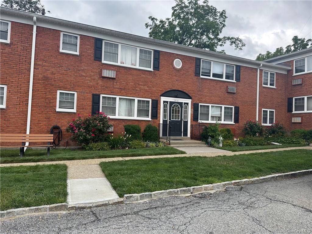 Come see this beautiful and extremely spacious 2nd Floor 2 bedroom Co Op in The Commons in Peekskill, NY.