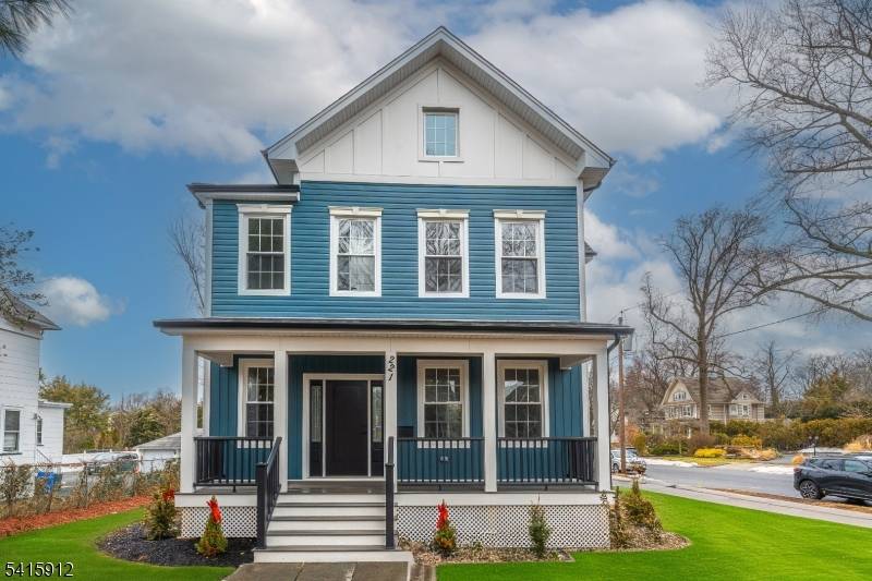 Conveniently located near Cranford's vibrant downtown, with easy access to shopping, restaurants, the train and all NYC transportation.