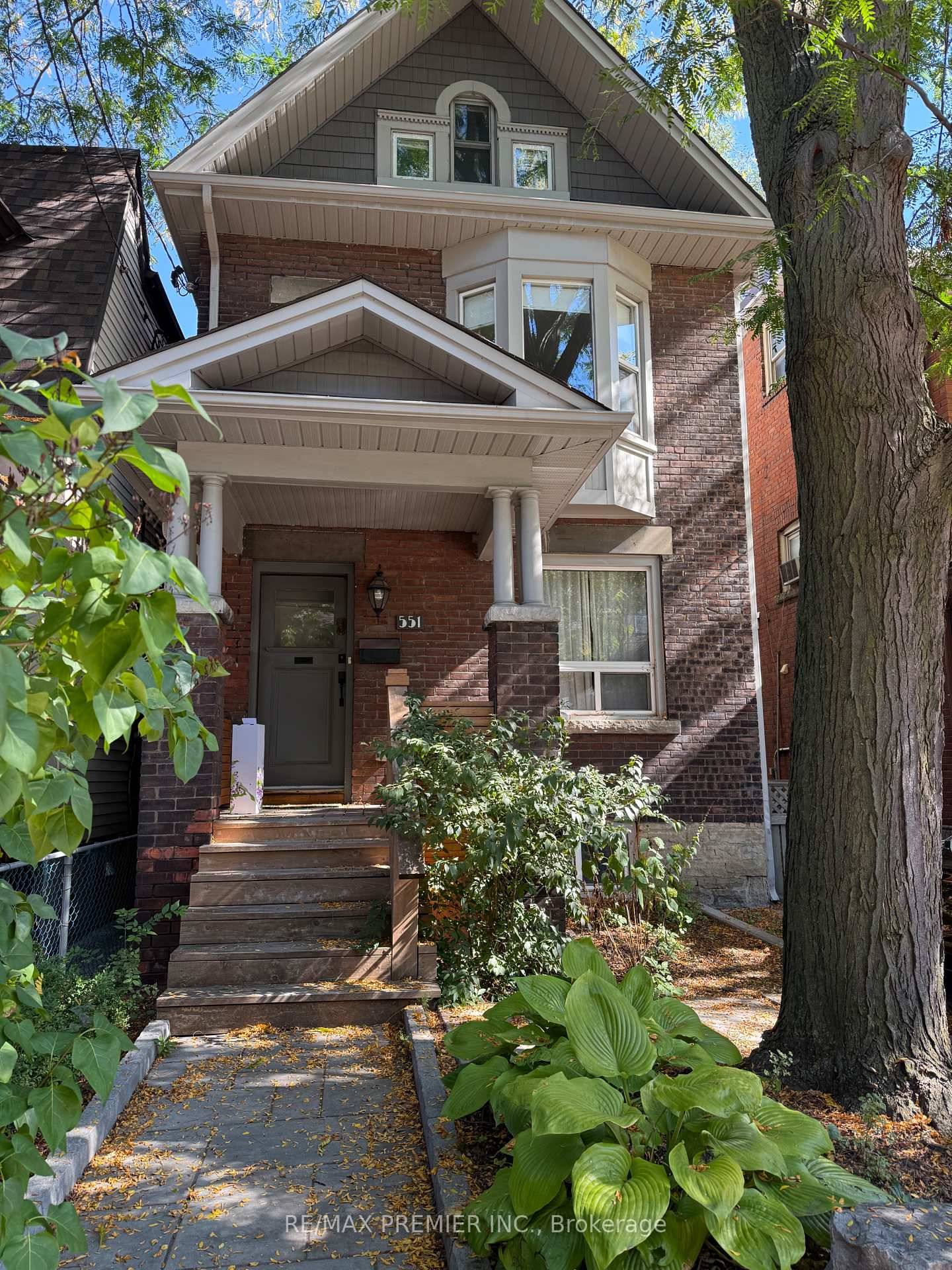Discover comfort and convenience in the vibrant Wallace Emerson neighbourhood !