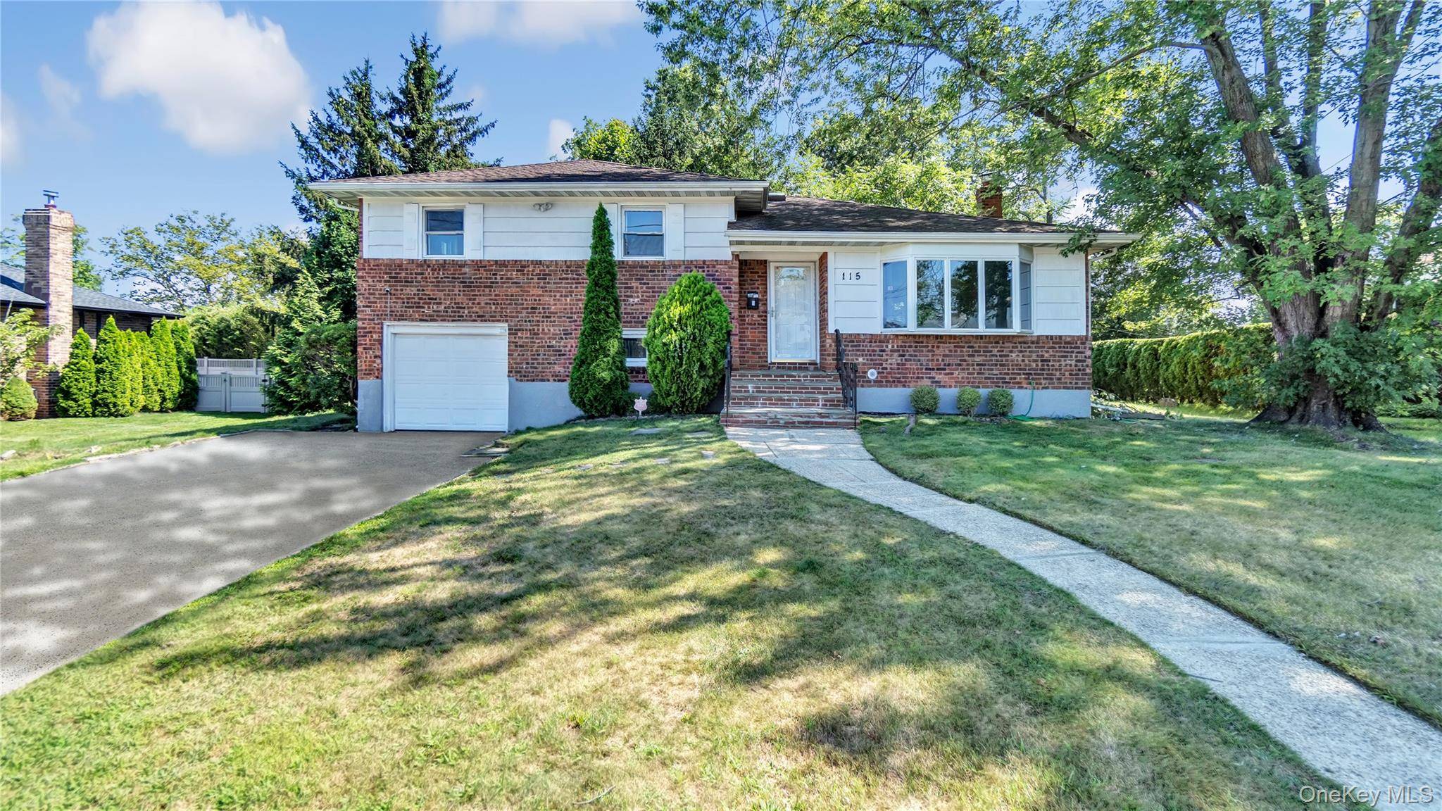 Beautiful single family home, split level, 3 bedrooms, 2 bathrooms located in the award winning Herricks School District available for rent.
