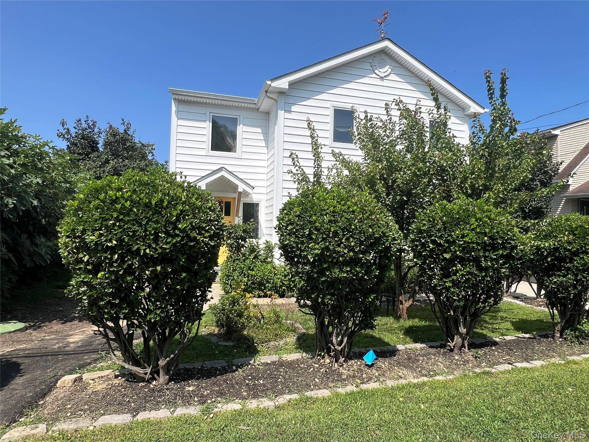 2 blocks from the water, and waterside dining, sits this totally redone beautiful Colonial.