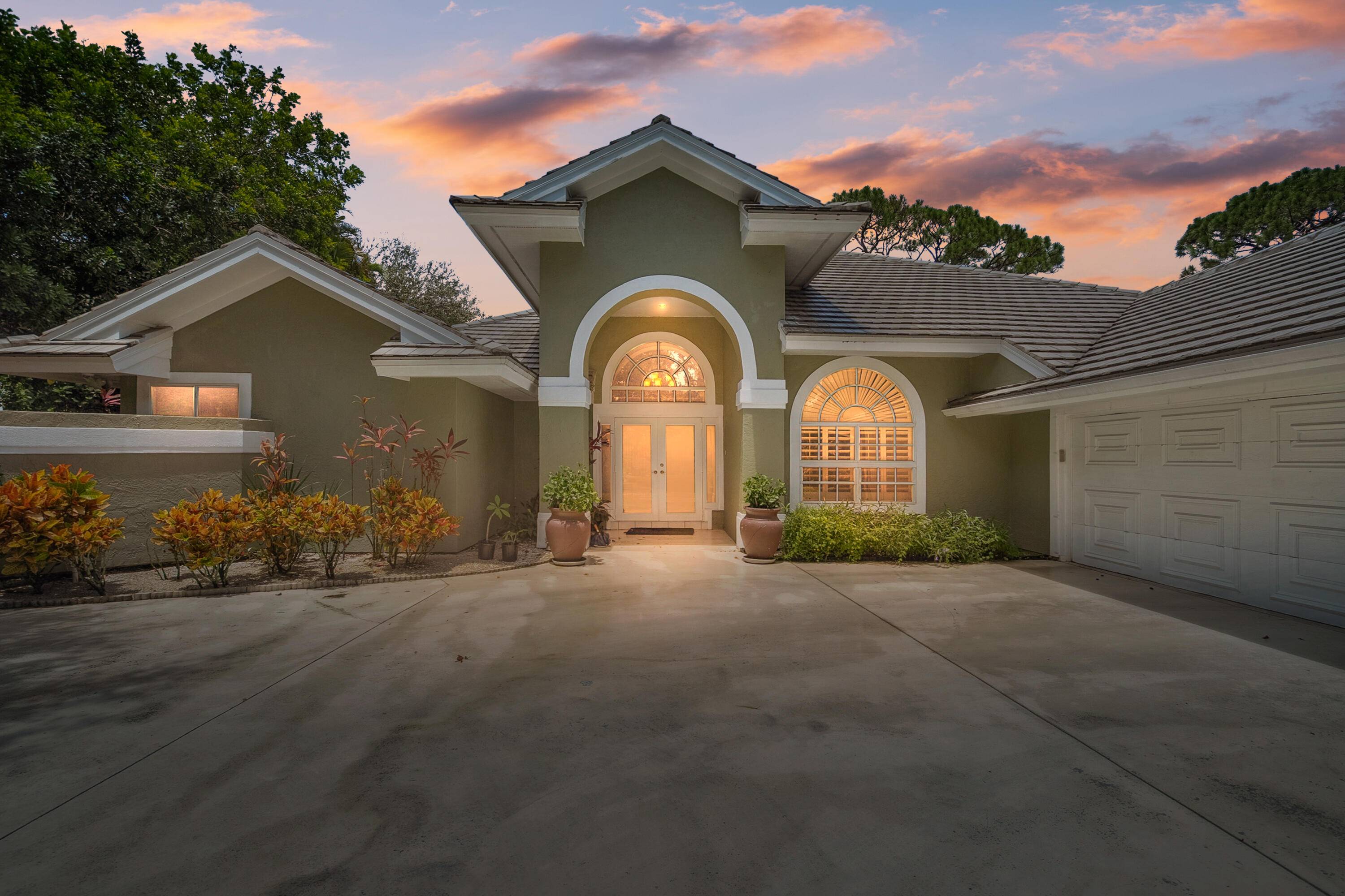Tucked away at the end of a quiet cul de sac, this beautifully maintained 3 bedroom, 2 bath single family home with a dedicated office den offers the ideal blend ...