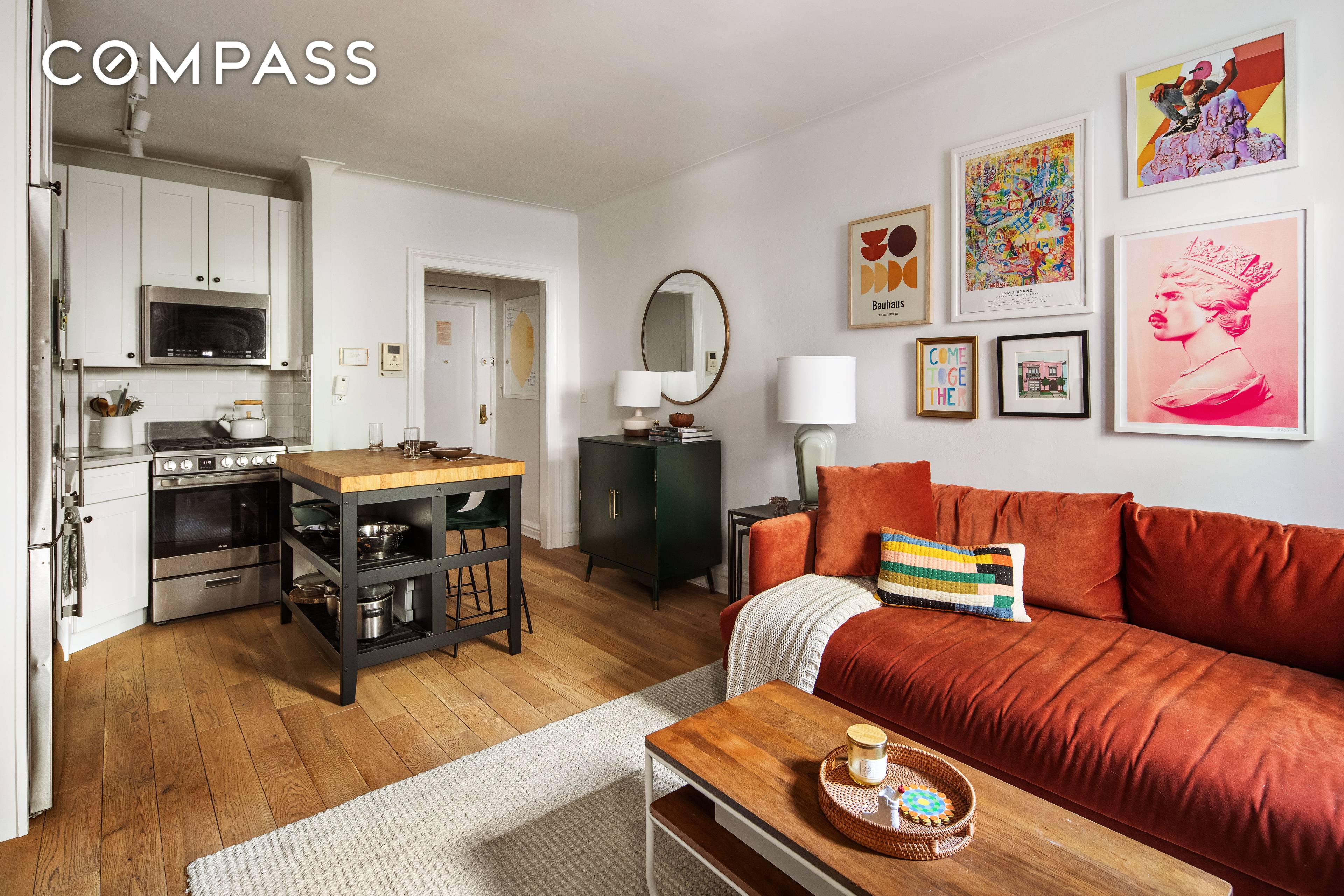 This beautifully updated first floor one bedroom residence in a classic pre war building awaits you in Brooklyn Heights.