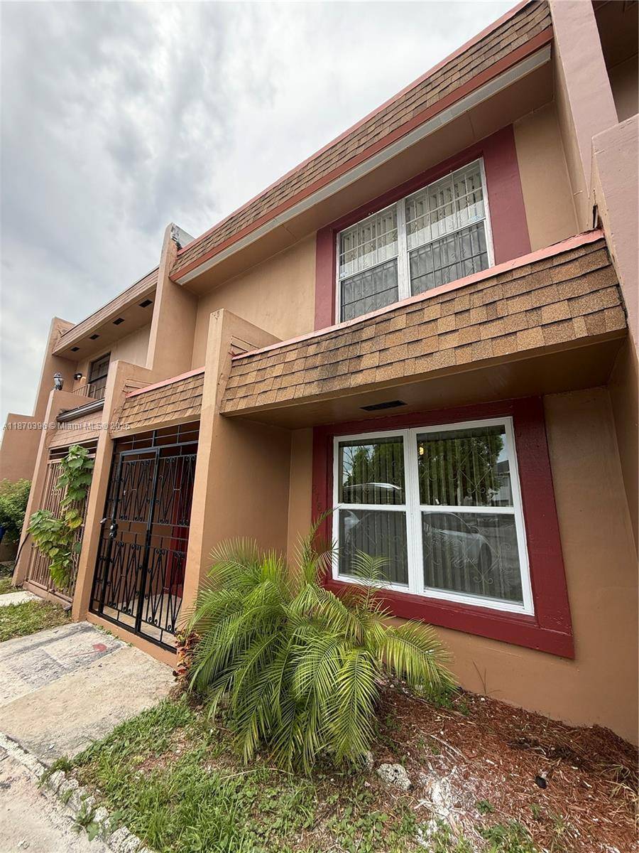 Remodeled Townhouse 2 bedrooms 2 bathrooms, with a Florida room that could be use as an additional beroom.