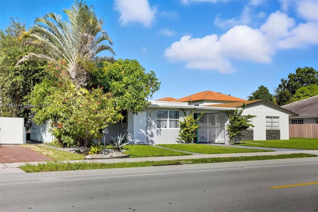 Beautifully remodeled 3 bedroom, 2 bath single family home in the heart of Hollywood !