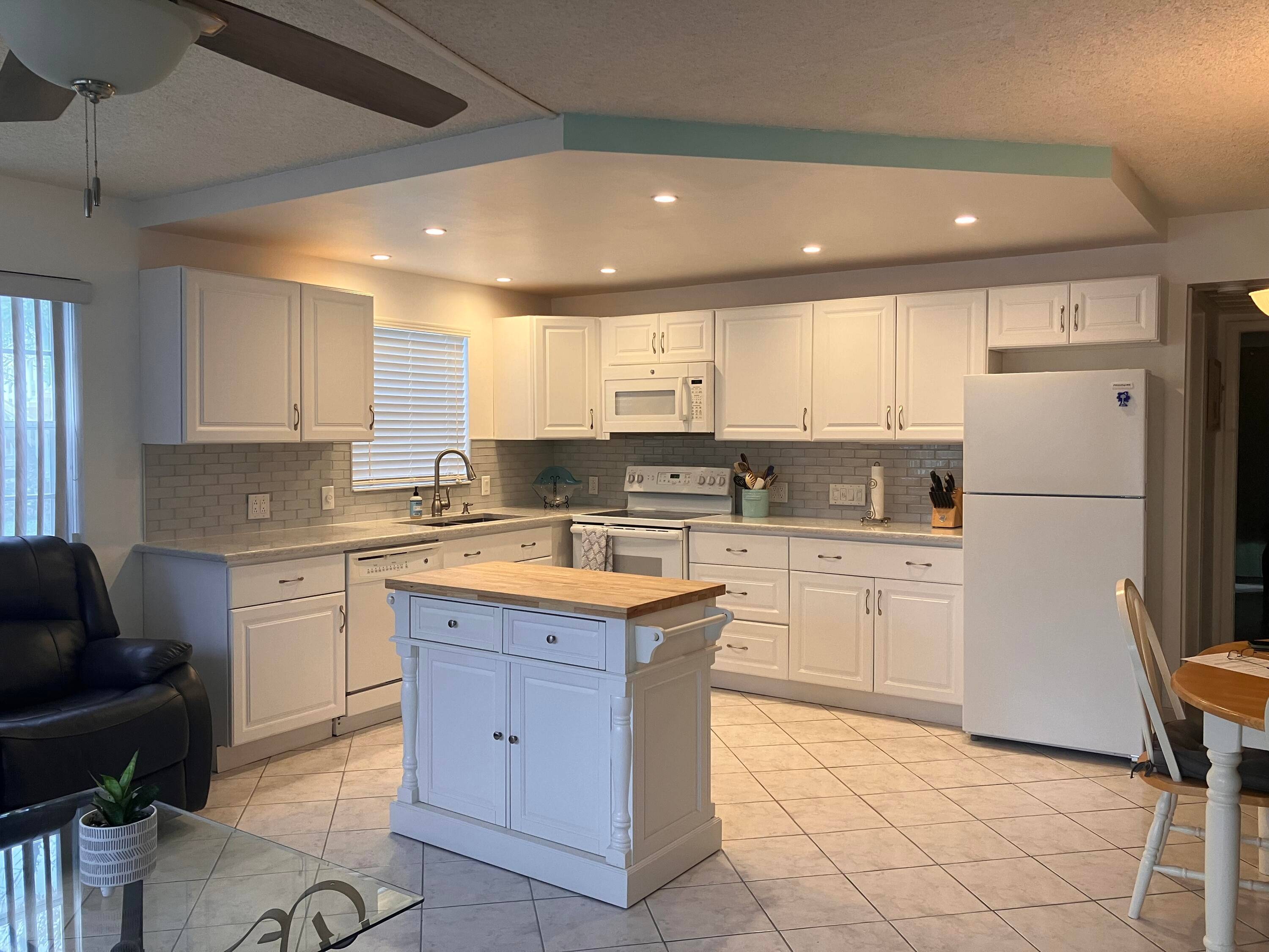 Here is the 1st floor, corner unit you have been looking for !