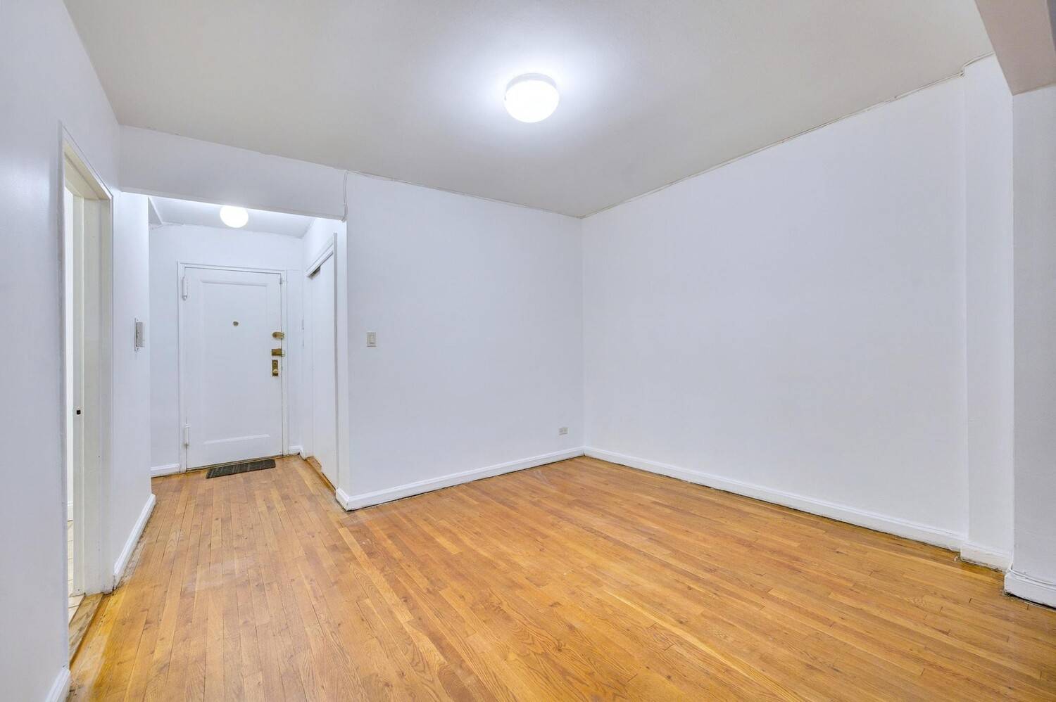 We are pleased to introduce a sunlit apartment situated on the border of Windsor Terrace and Kensington.