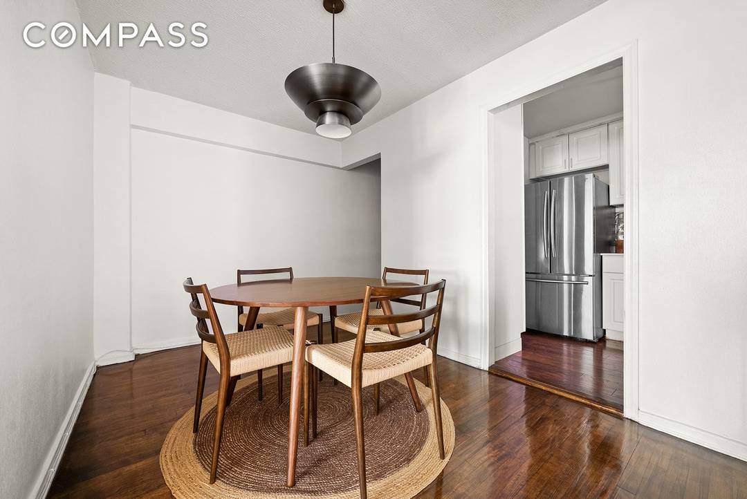 Beautifully renovated 2 bedroom, 1 bath in an impeccably maintained elevator building in the heart of the JH historic district.