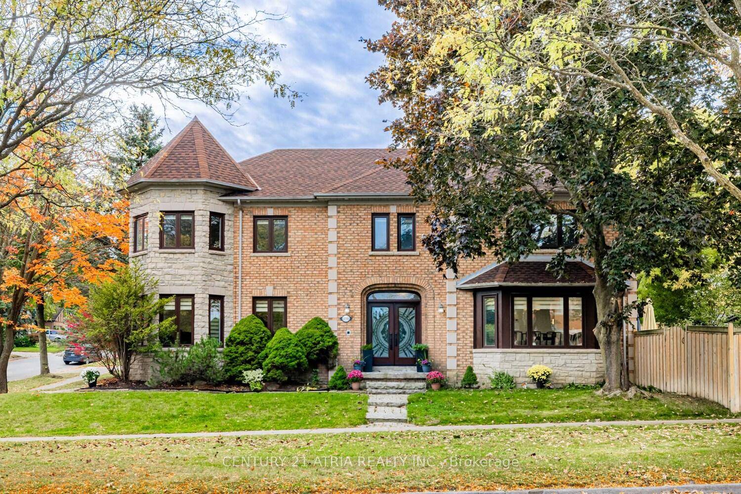 Fully upgraded 5 bedroom Royal Home in prestigious Stonehaven one of Newmarket's most sought after communities.