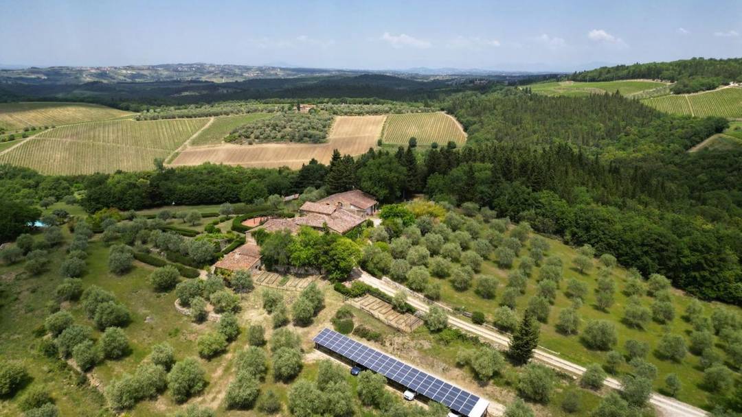 Exclusive estate in Chianti featuring 19 rooms, a swimming pool, an olive grove and 360° panoramic views stretching from San Gimignano to Volterra.