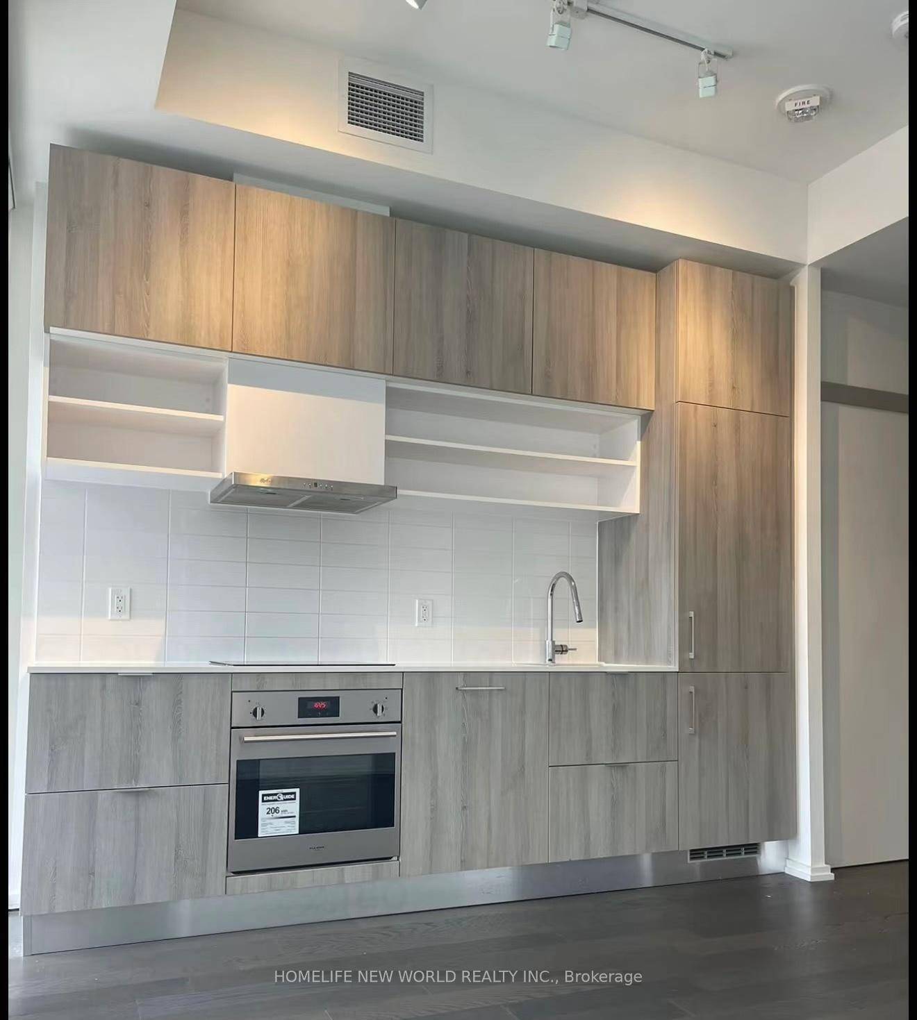Beautiful One Bedroom Located At The Good Location in Midtown Yonge Eglinton.