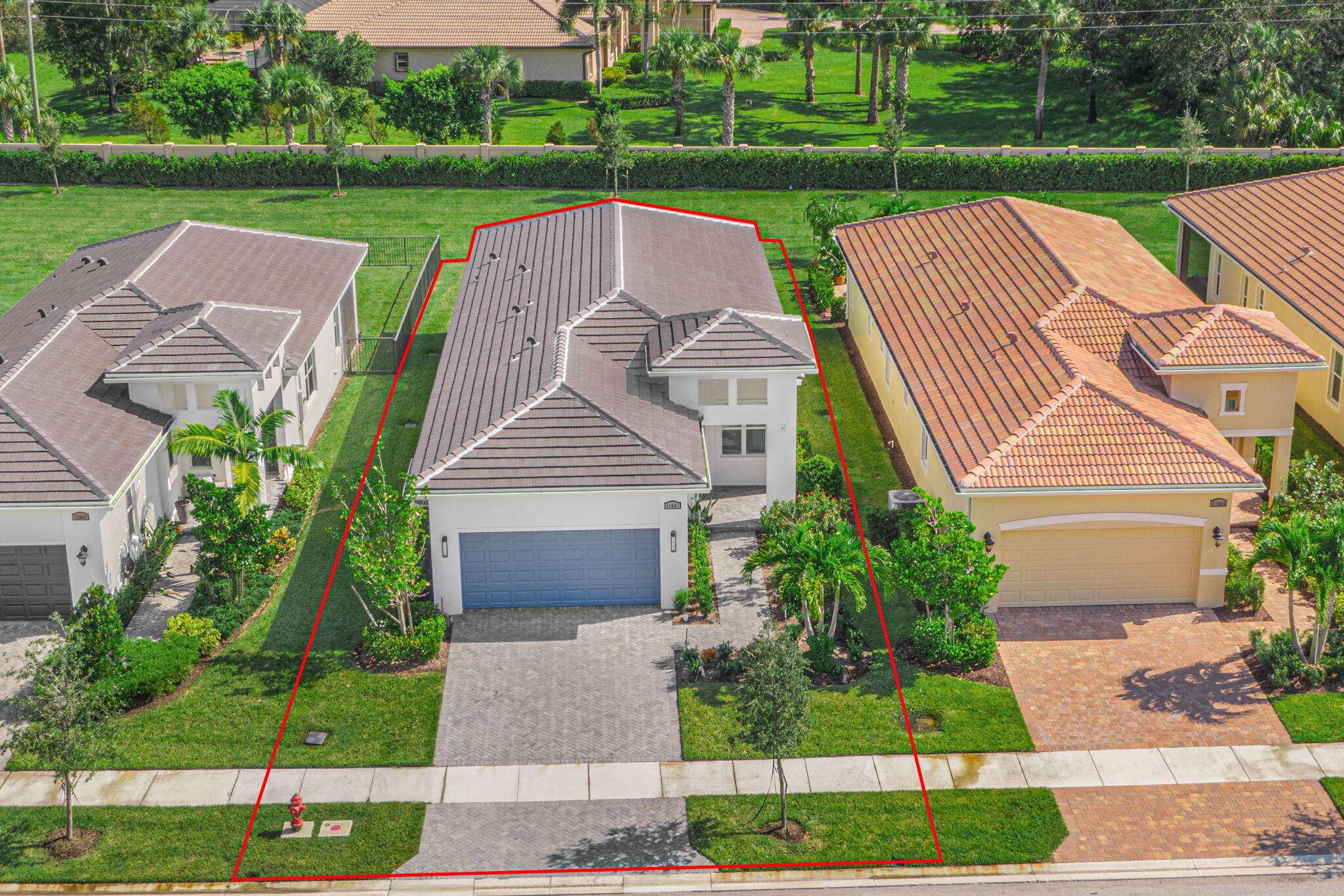 Beautiful Home LIKE NEW in Verano PGA Village shows well !