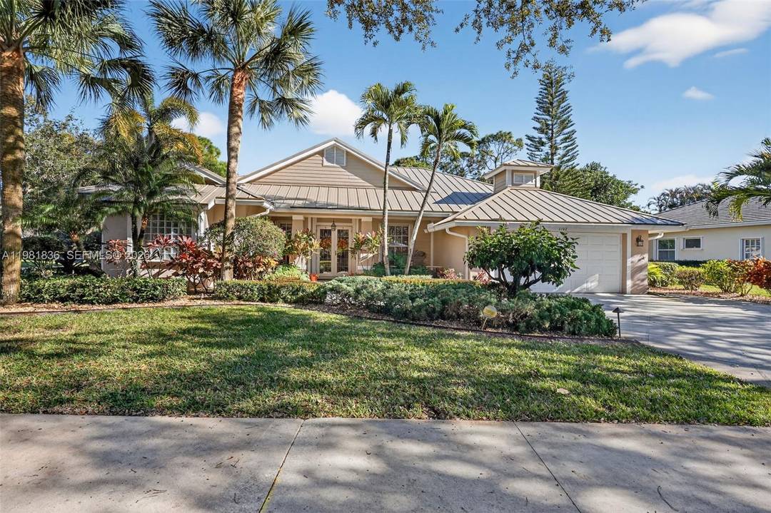 Impeccably maintained mini Estate home in the heart of Hobe Sound in a gated community and low HOA fees, 4 3 2 plus a den and heated screened pool, corner ...