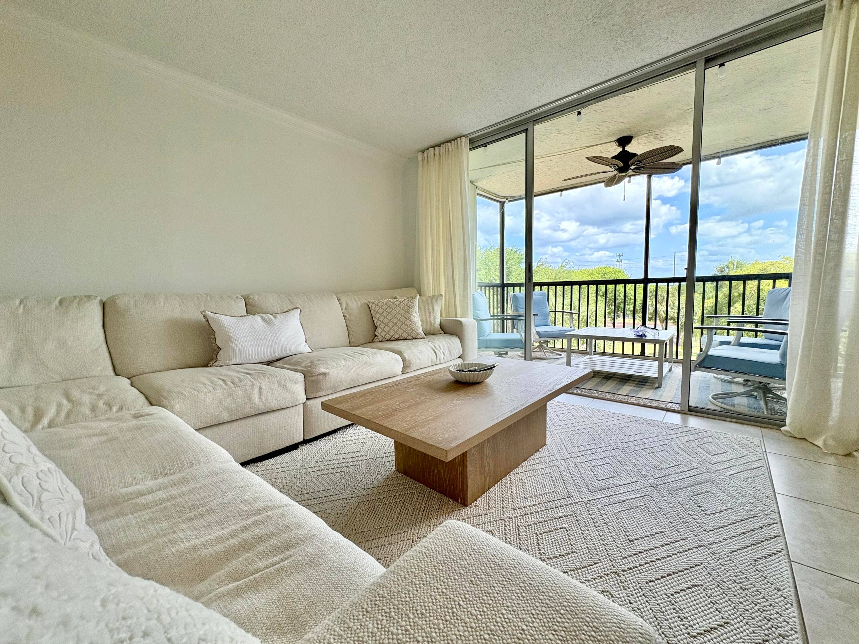 2 Bed 2 Bath Condo in Prime Boca Raton Location Minutes from the Beach !