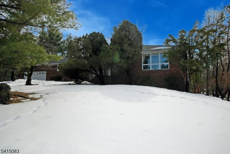 All brick, solidly built custom Ranch located in one of the nicest neighborhoods in Great Notch !