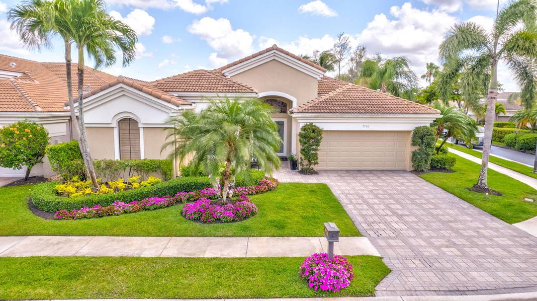 IMMEDIATE PREMIER GOLF MEMBERSHIP AVAILABLE WITH THE PURCHASE OF THIS HOME !