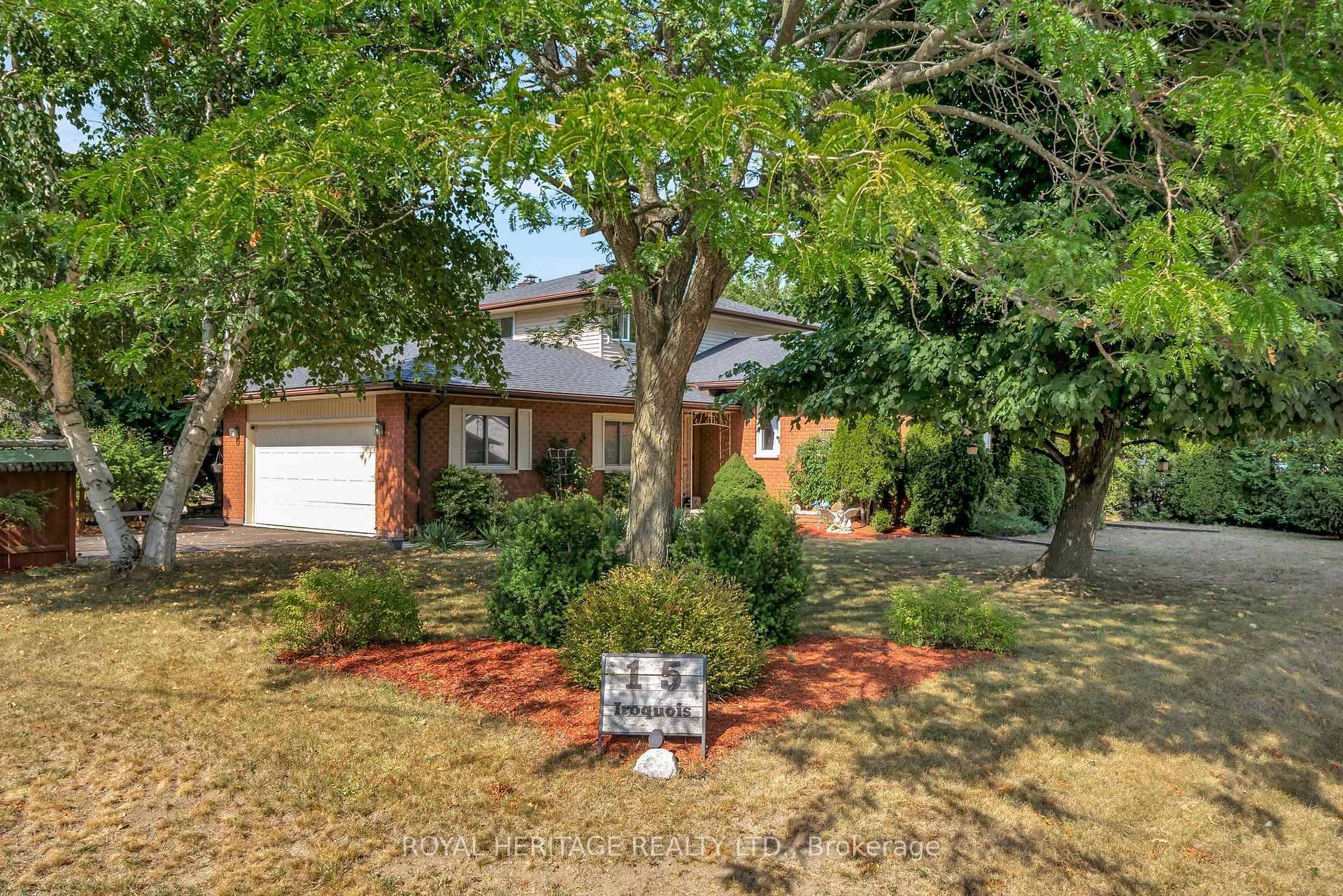 This impeccable and spacious 4 1 bedroom split level home offers plenty of room for the whole family.