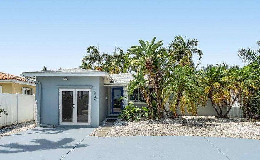 Seller is motivated ! Prime location in the sought after Hollywood Lakes and Country Club District !