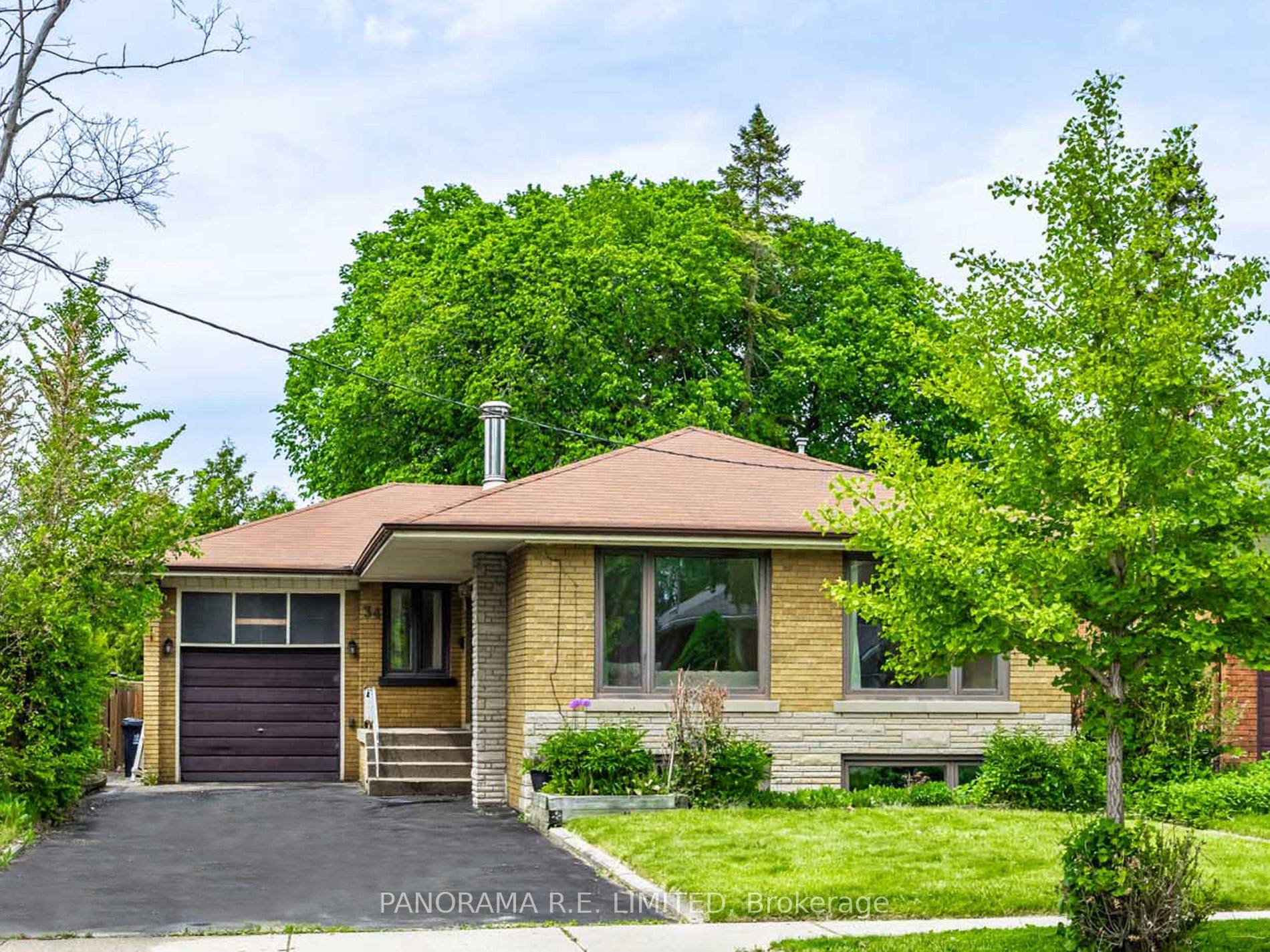 34 Fenley Drive is a spacious and lovely 3 Bedroom detached bungalow in the highly desired Kingsview neighbourhood !