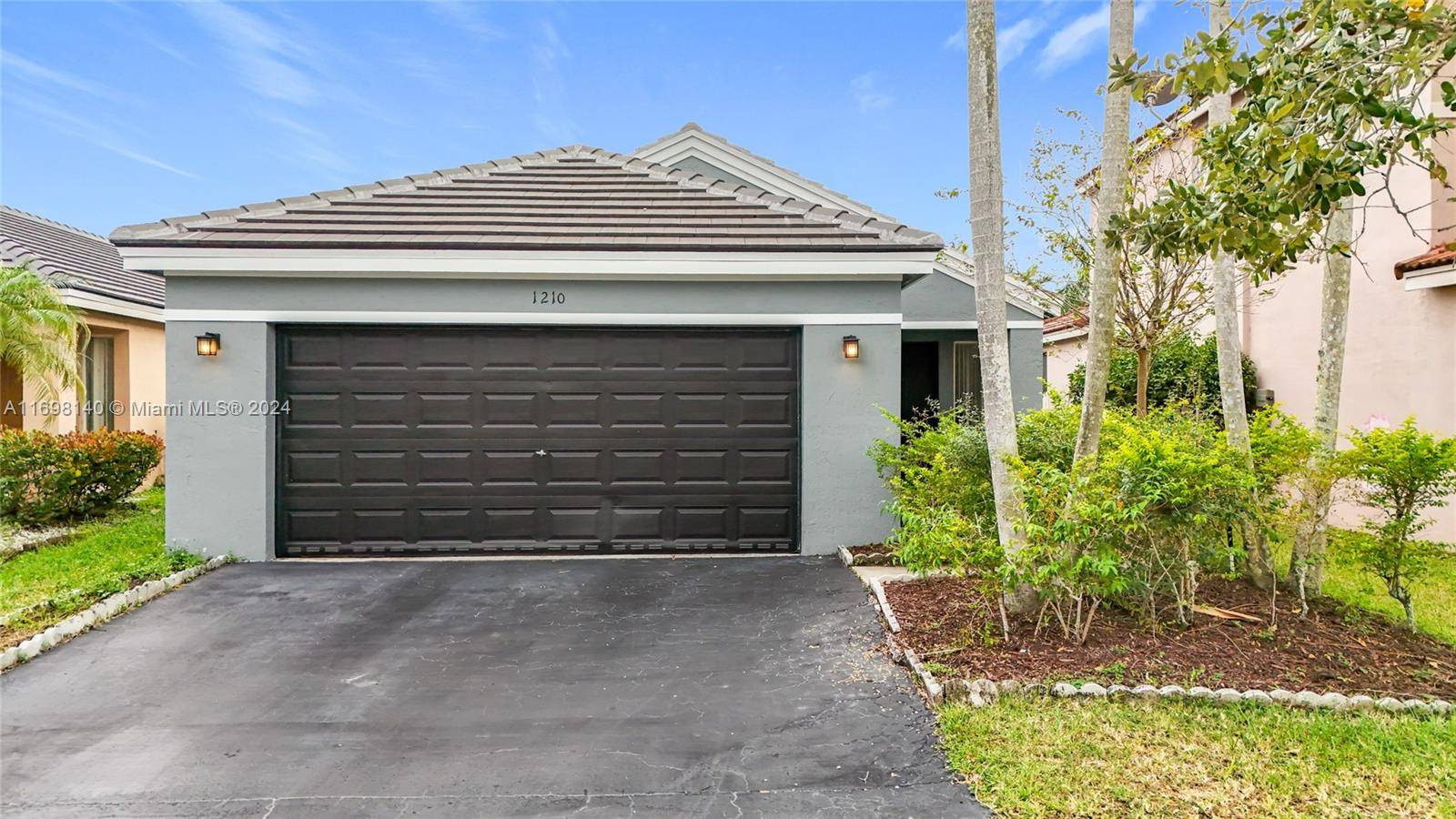 Gorgeous 3 beds, 2 baths, 2 cars garage, in Savanna community at Weston.