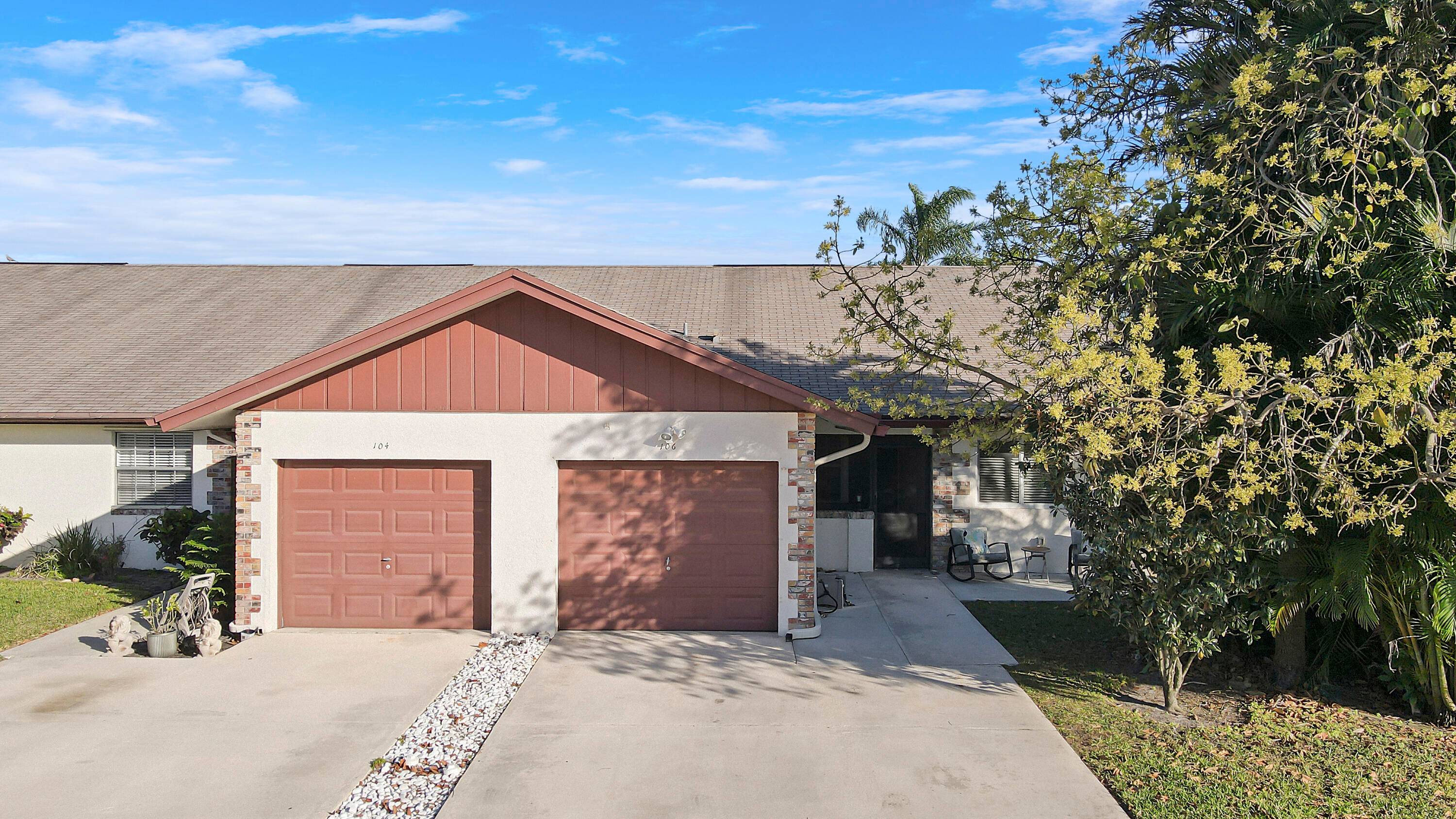Welcome to 106 S Moccasin Trail in Monterey at Indian Creek, a highly desirable Jupiter community known for its golf course views, nearby tennis facilities, and convenient access to shopping.